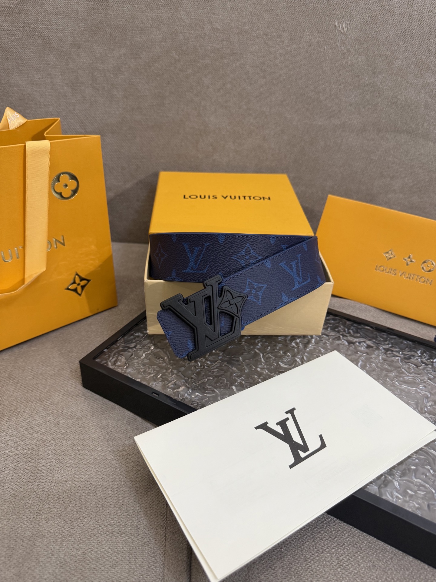  路易威登·LV
全套包装 40mm宽度 正品一体铸造五金钢扣，原厂皮料 双面原厂定制面料，！区别市场货