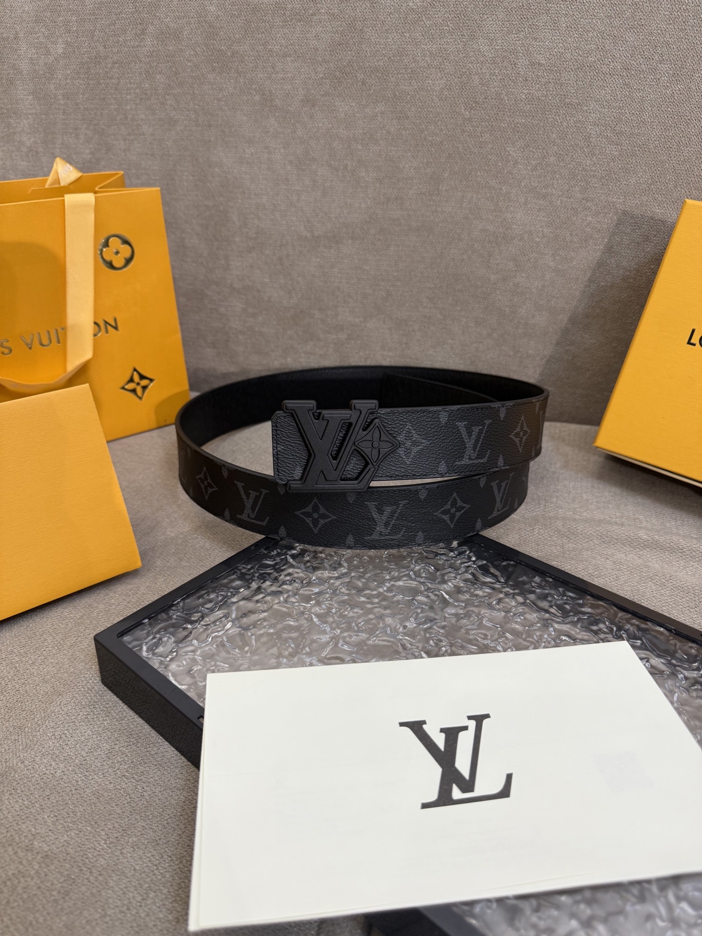  路易威登·LV
全套包装 40mm宽度 正品一体铸造五金钢扣，原厂皮料 双面原厂定制面料，！区别市场货