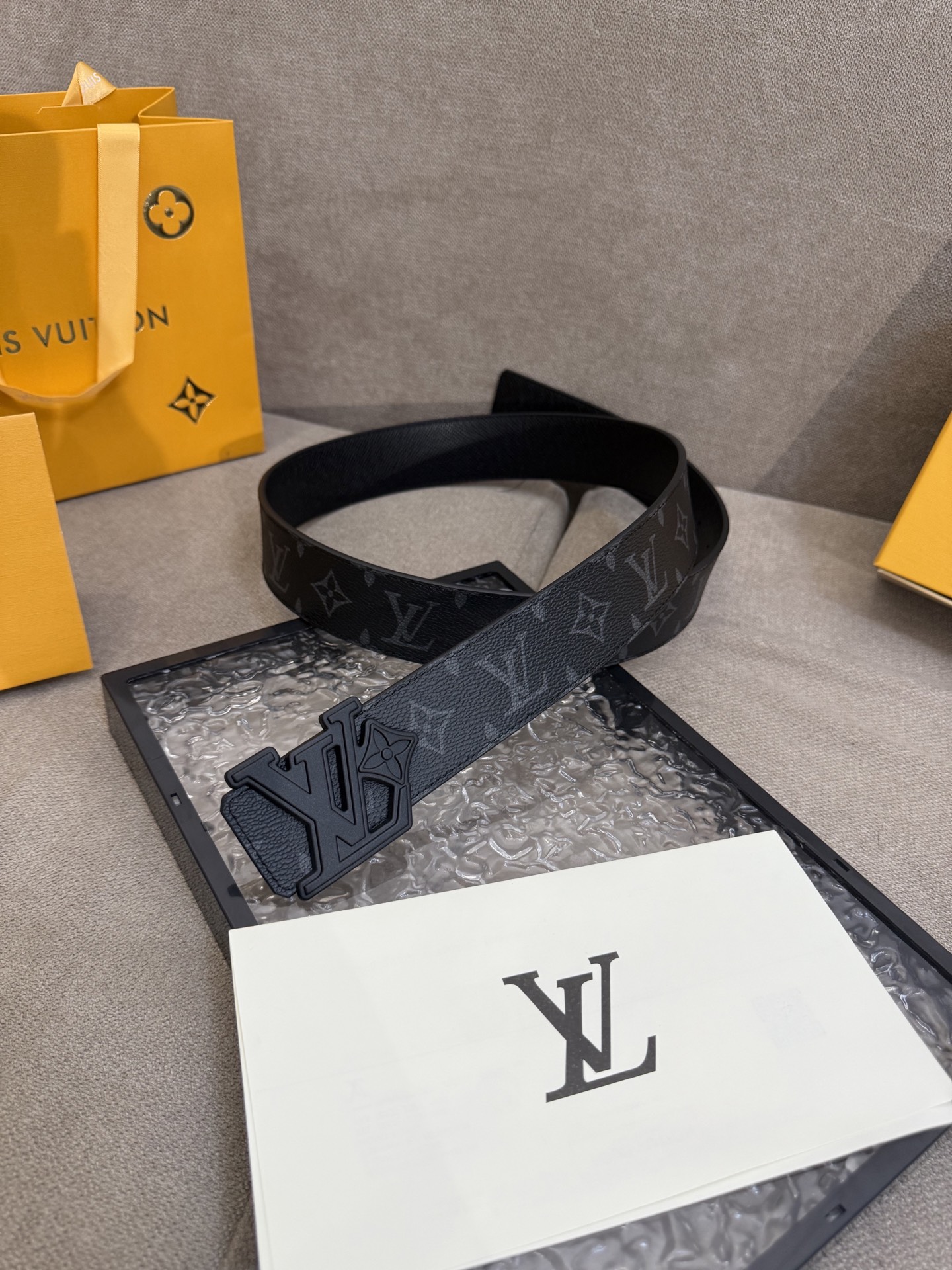  路易威登·LV
全套包装 40mm宽度 正品一体铸造五金钢扣，原厂皮料 双面原厂定制面料，！区别市场货