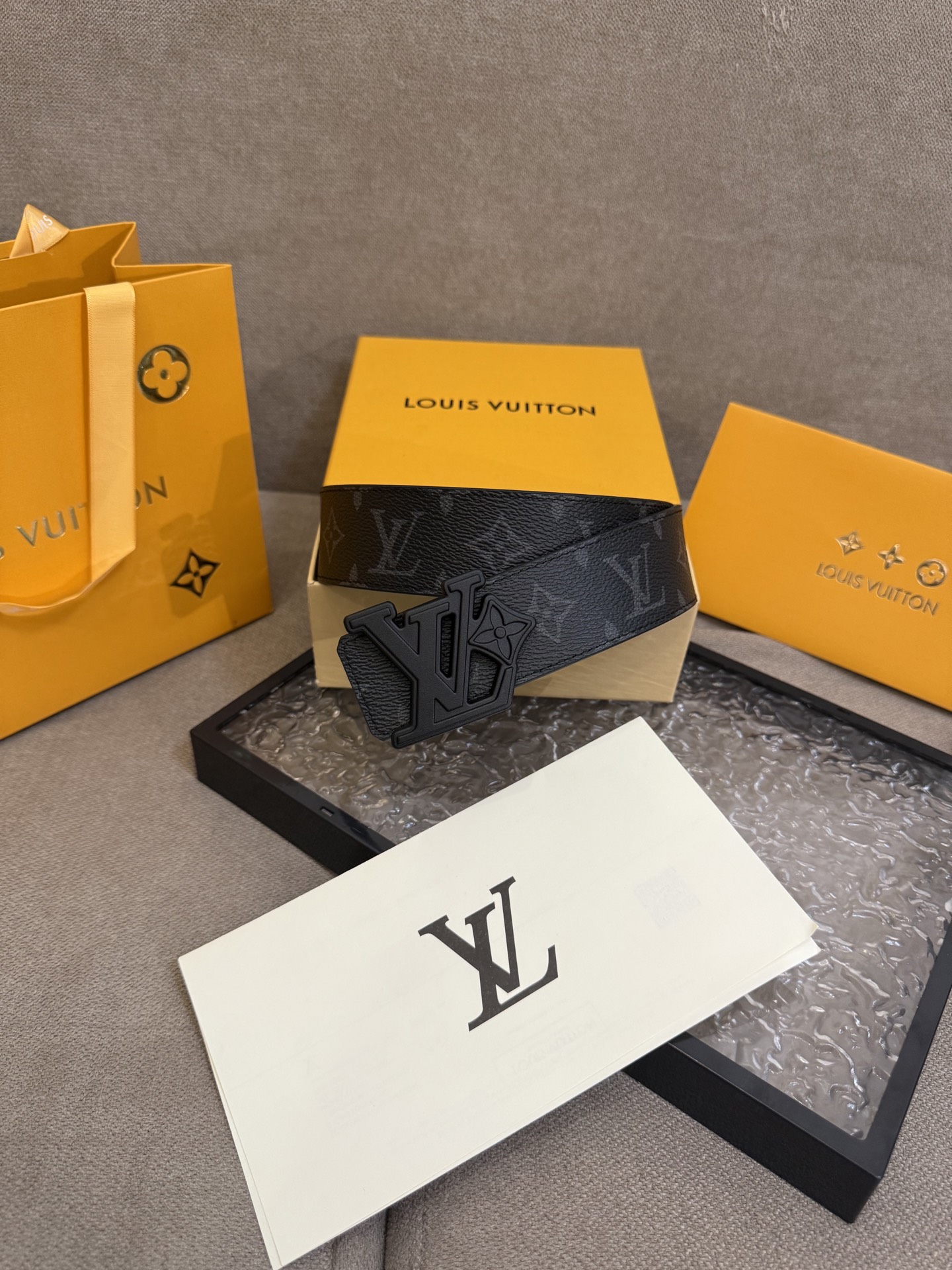  路易威登·LV
全套包装 40mm宽度 正品一体铸造五金钢扣，原厂皮料 双面原厂定制面料，！区别市场货