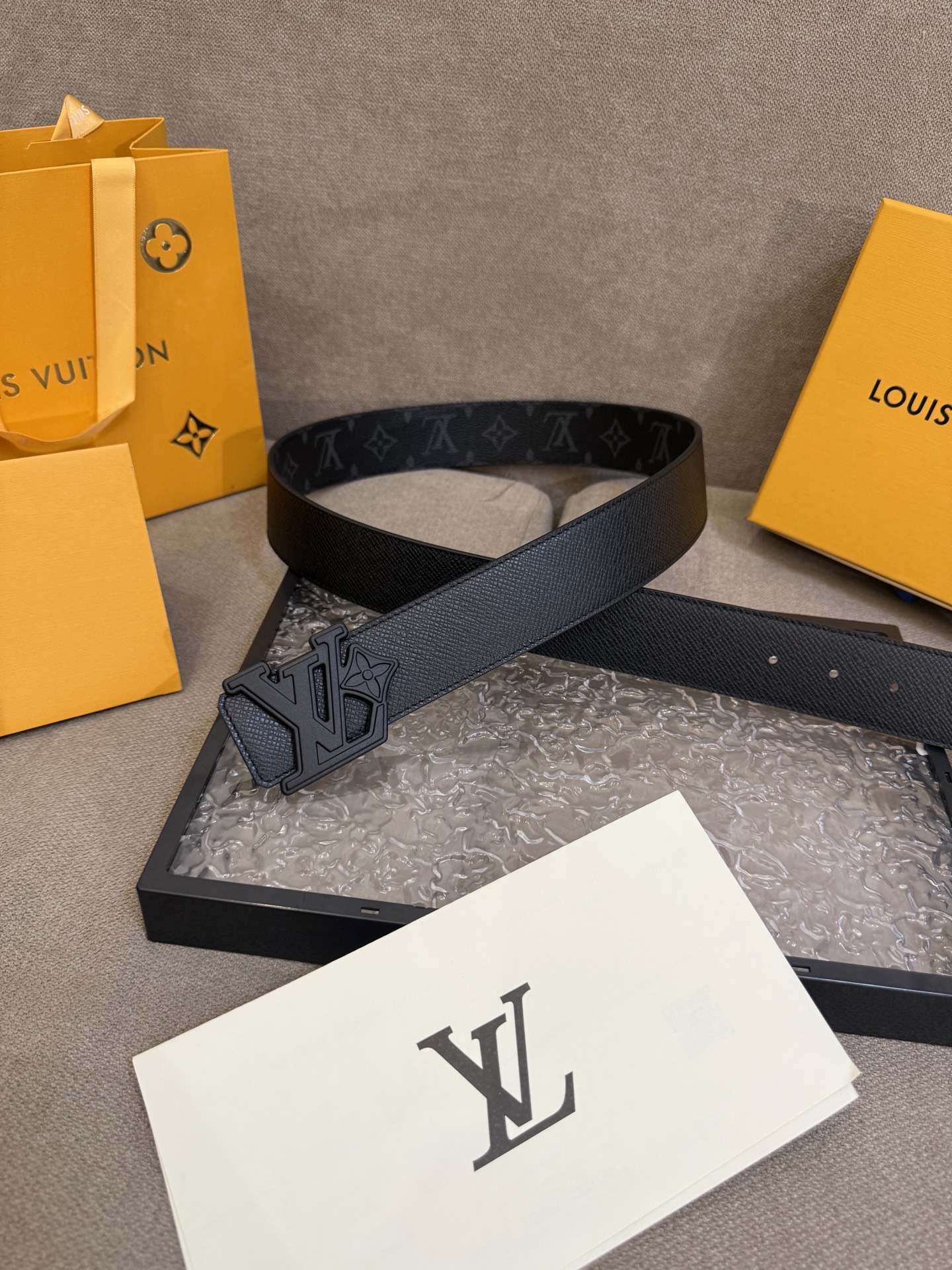  路易威登·LV
全套包装 40mm宽度 正品一体铸造五金钢扣，原厂皮料 双面原厂定制面料，！区别市场货