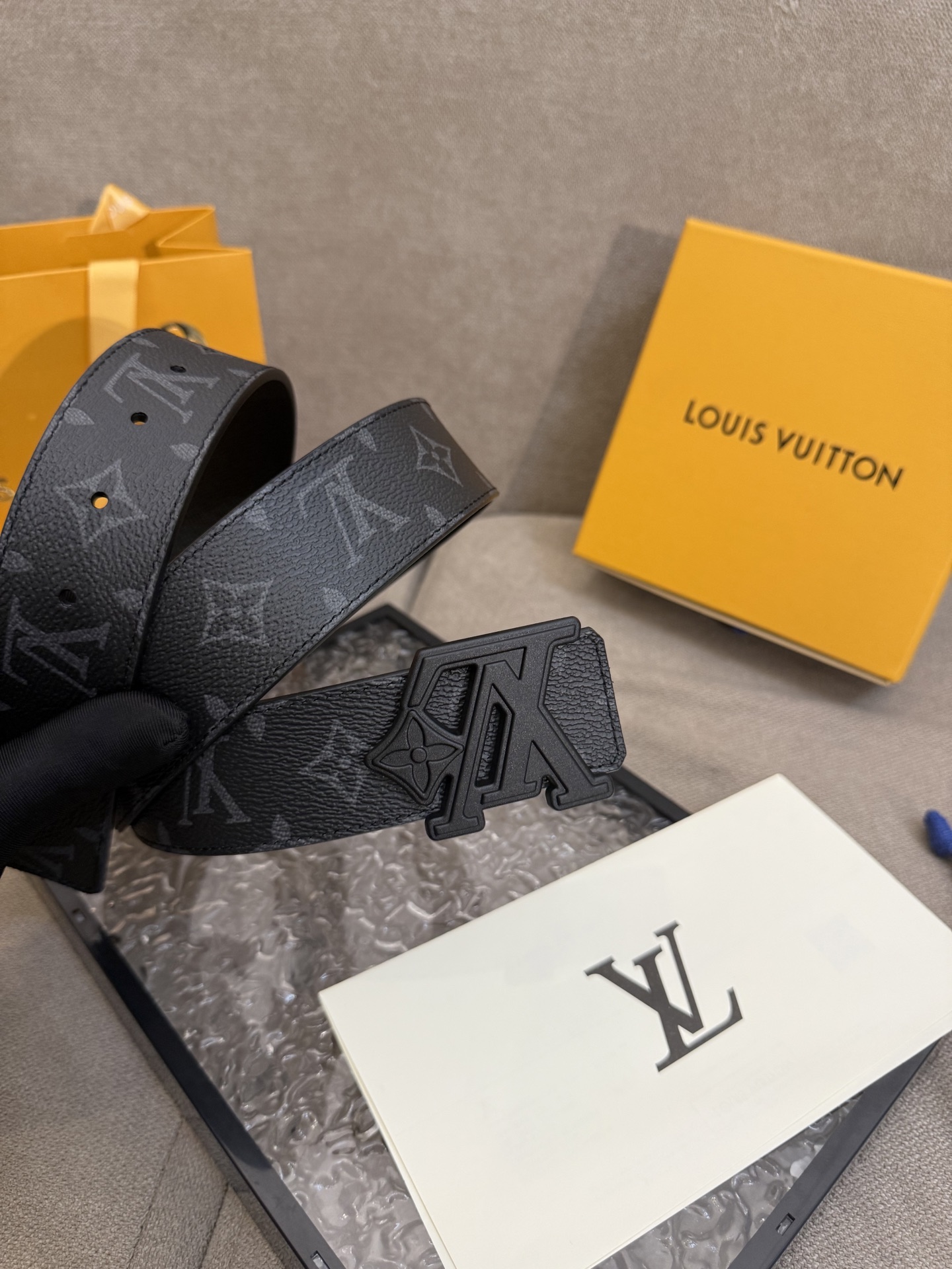  路易威登·LV
全套包装 40mm宽度 正品一体铸造五金钢扣，原厂皮料 双面原厂定制面料，！区别市场货