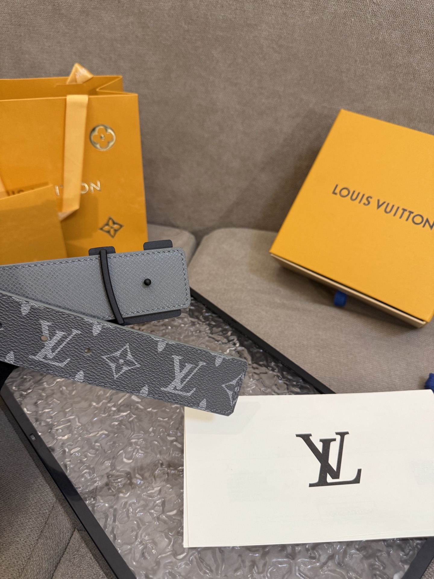  路易威登·LV
全套包装 40mm宽度 正品一体铸造五金钢扣，原厂皮料 双面原厂定制面料，！区别市场货