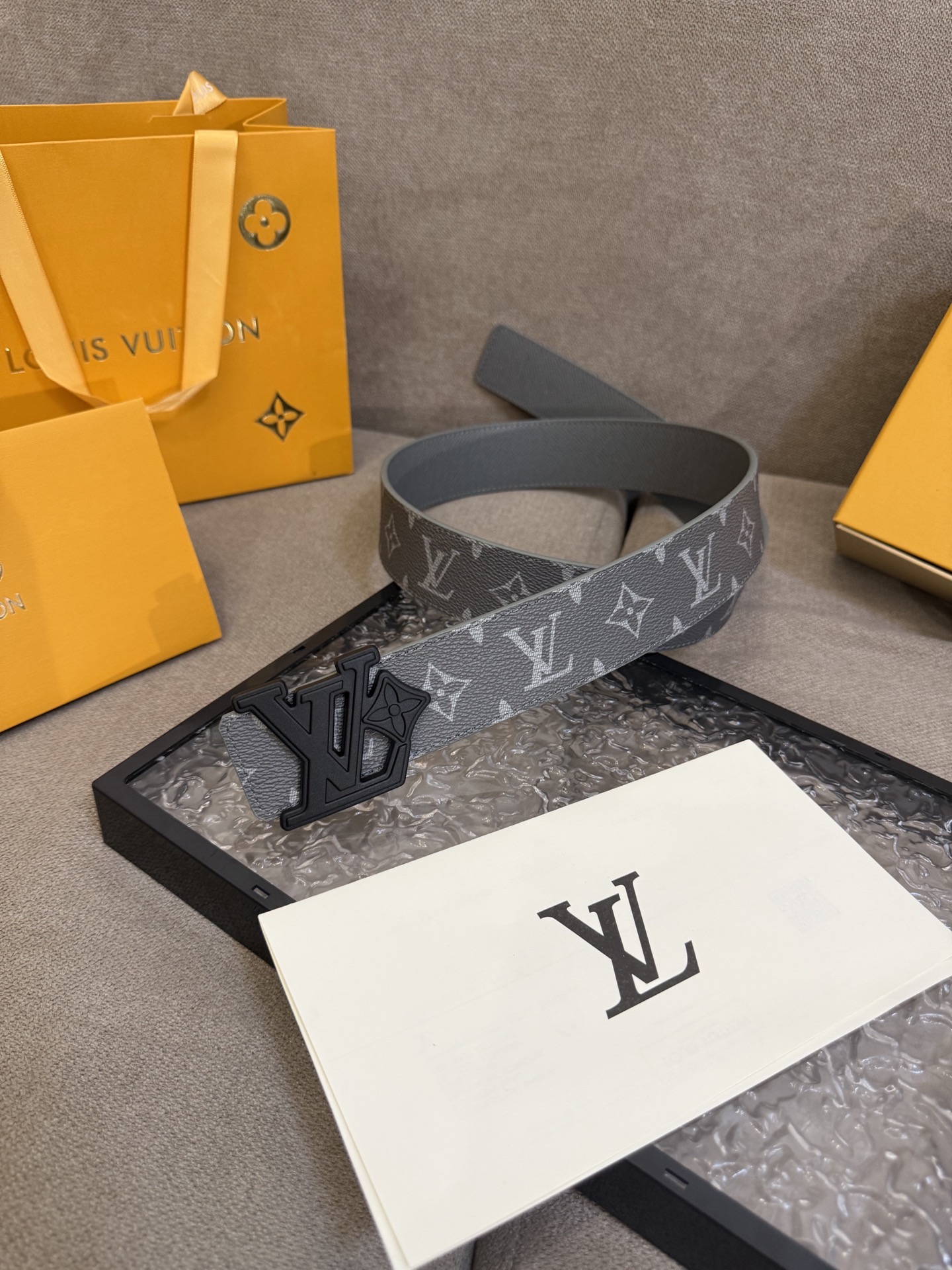  路易威登·LV
全套包装 40mm宽度 正品一体铸造五金钢扣，原厂皮料 双面原厂定制面料，！区别市场货