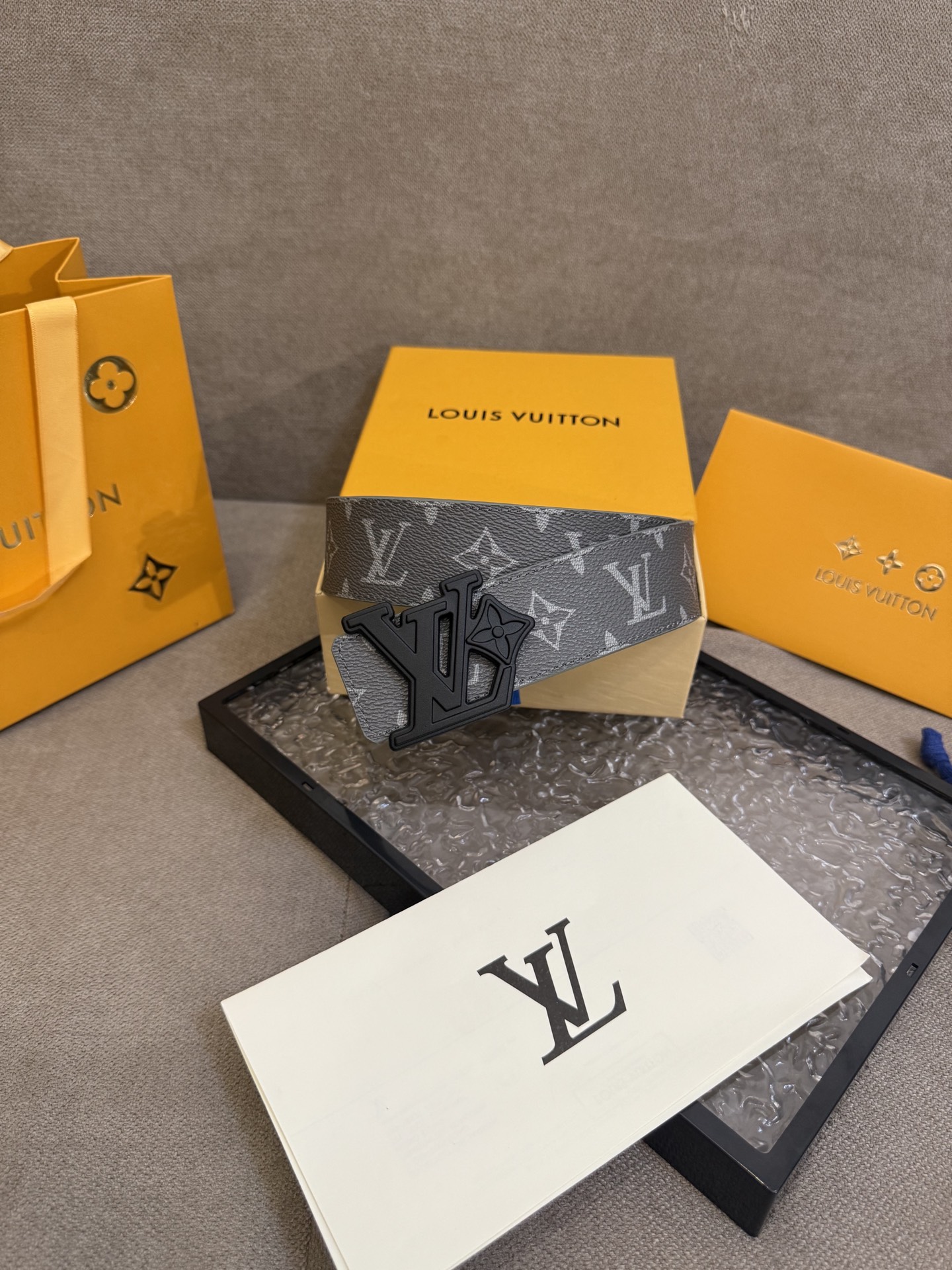  路易威登·LV
全套包装 40mm宽度 正品一体铸造五金钢扣，原厂皮料 双面原厂定制面料，！区别市场货