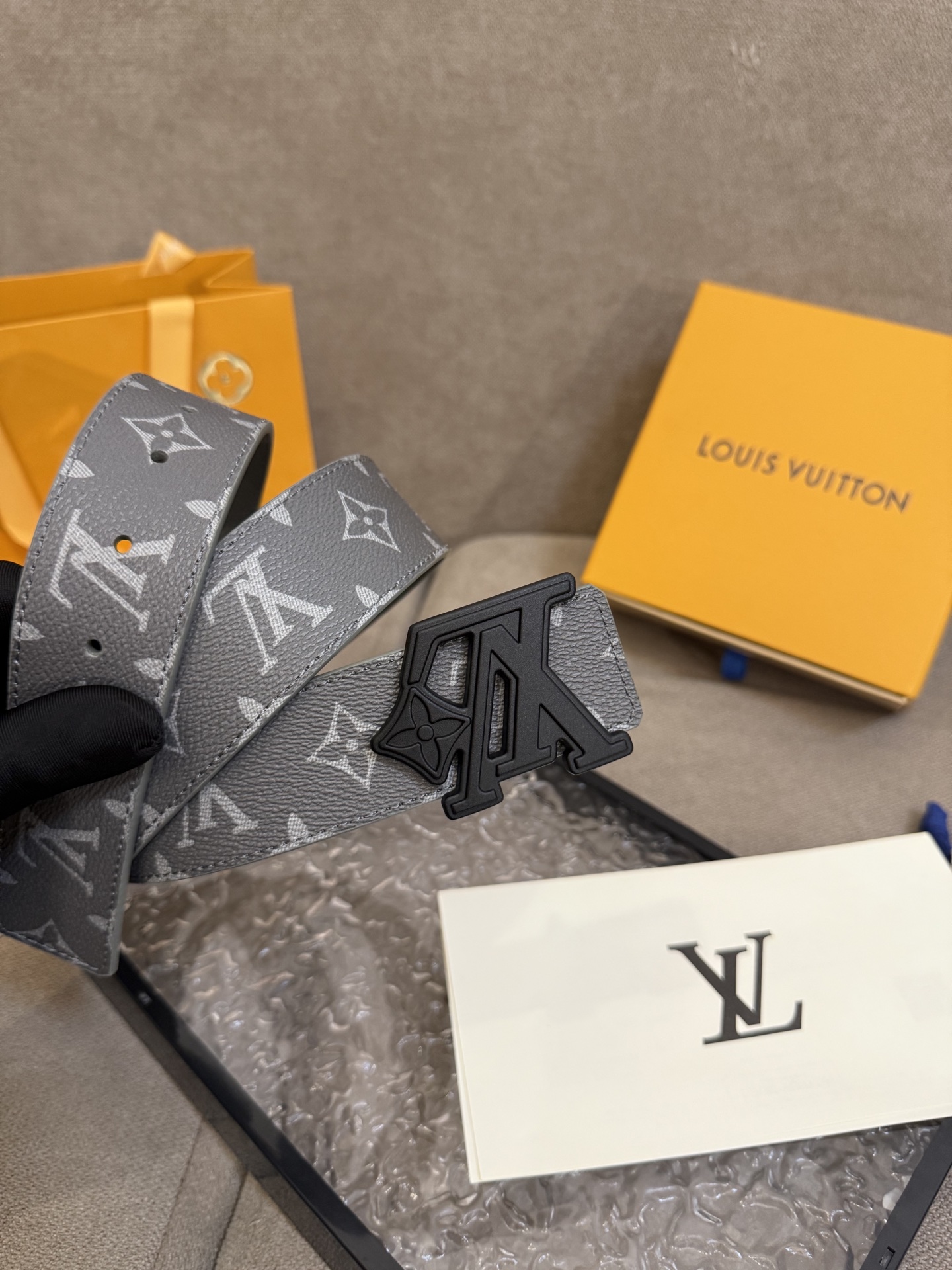  路易威登·LV
全套包装 40mm宽度 正品一体铸造五金钢扣，原厂皮料 双面原厂定制面料，！区别市场货