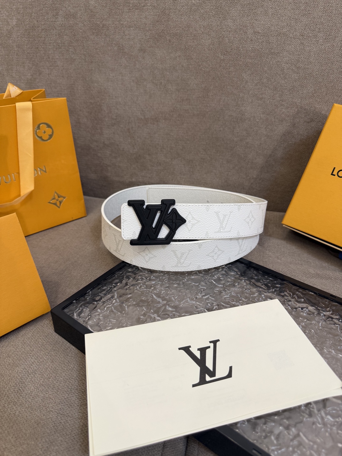  路易威登·LV
全套包装 40mm宽度 正品一体铸造五金钢扣，原厂皮料 双面原厂定制面料，！区别市场货