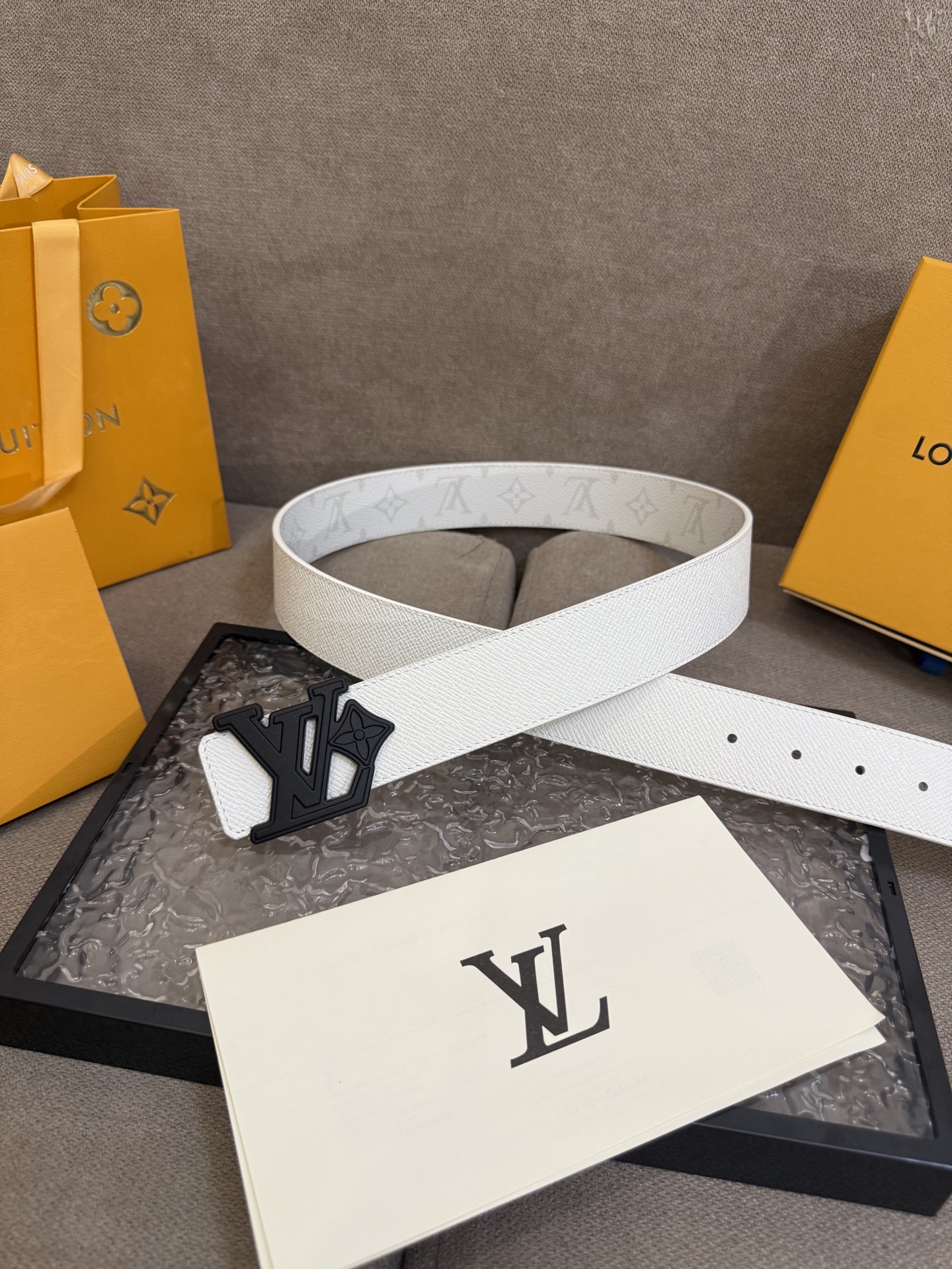 路易威登·LV
全套包装 40mm宽度 正品一体铸造五金钢扣，原厂皮料 双面原厂定制面料，！区别市场货