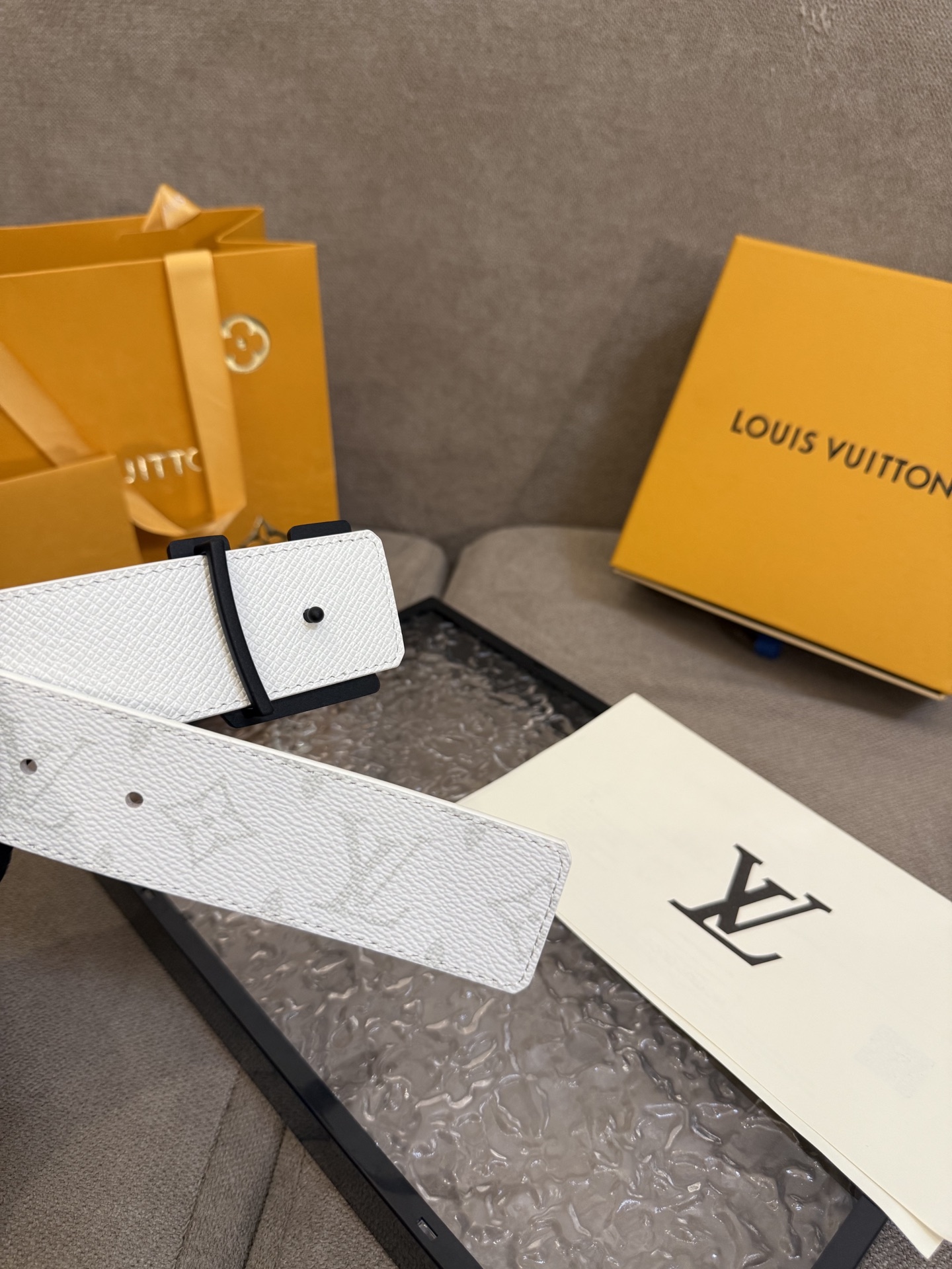  路易威登·LV
全套包装 40mm宽度 正品一体铸造五金钢扣，原厂皮料 双面原厂定制面料，！区别市场货