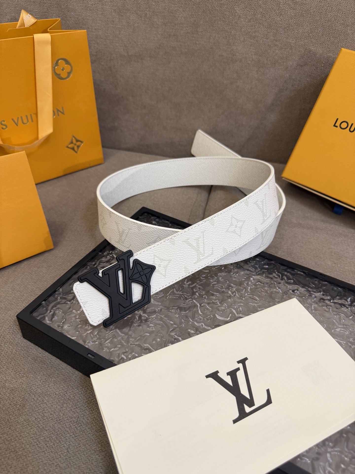  路易威登·LV
全套包装 40mm宽度 正品一体铸造五金钢扣，原厂皮料 双面原厂定制面料，！区别市场货