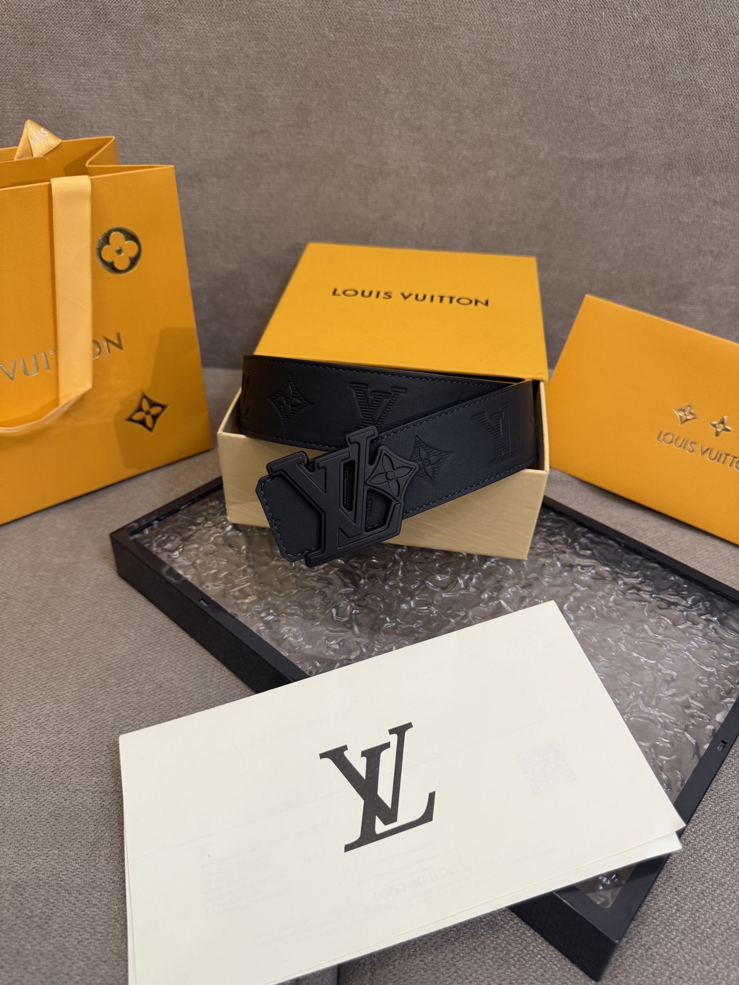  路易威登·LV
全套包装 40mm宽度 正品一体铸造五金钢扣，原厂皮料 双面原厂定制面料，！区别市场货