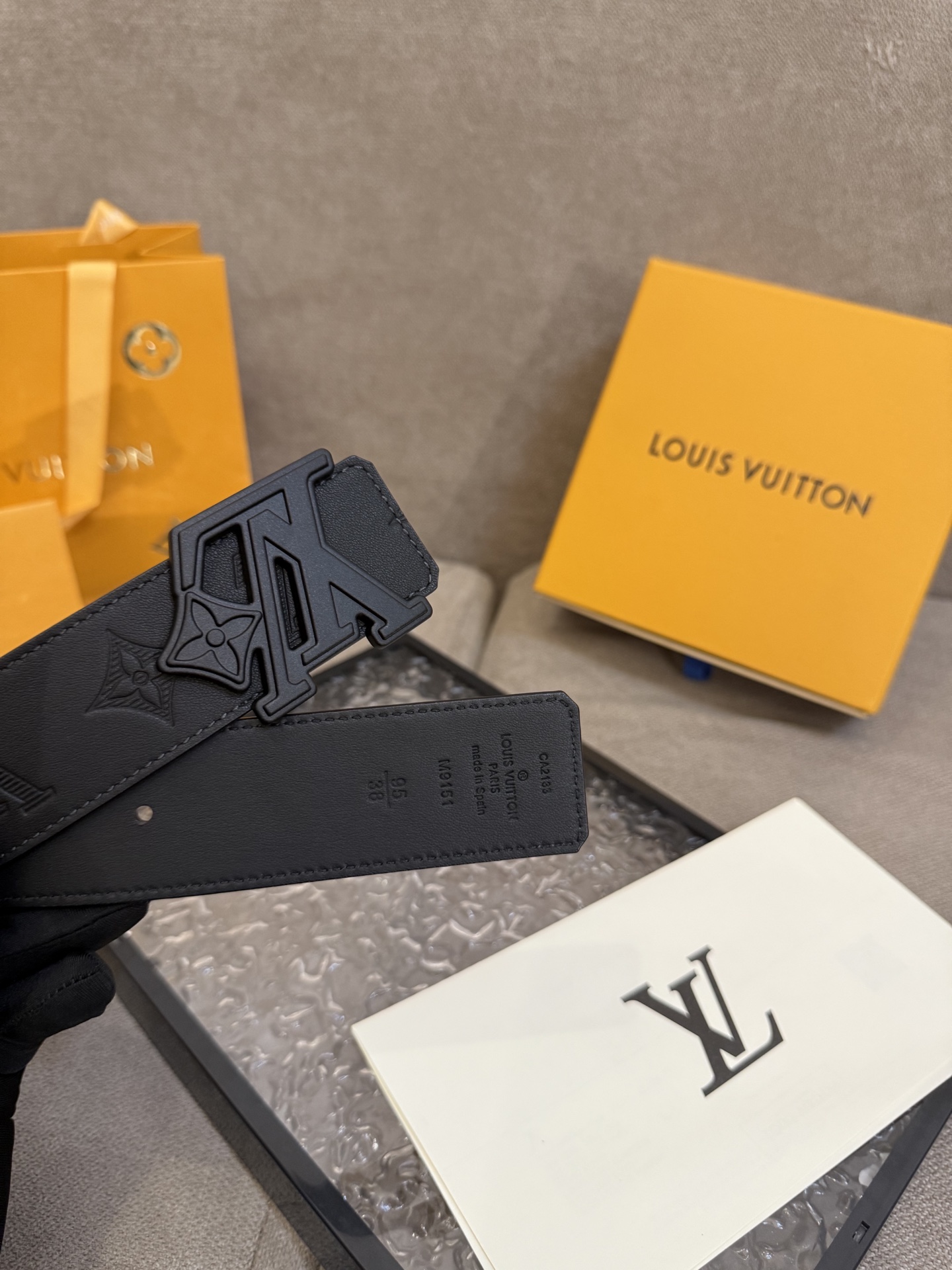  路易威登·LV
全套包装 40mm宽度 正品一体铸造五金钢扣，原厂皮料 双面原厂定制面料，！区别市场货