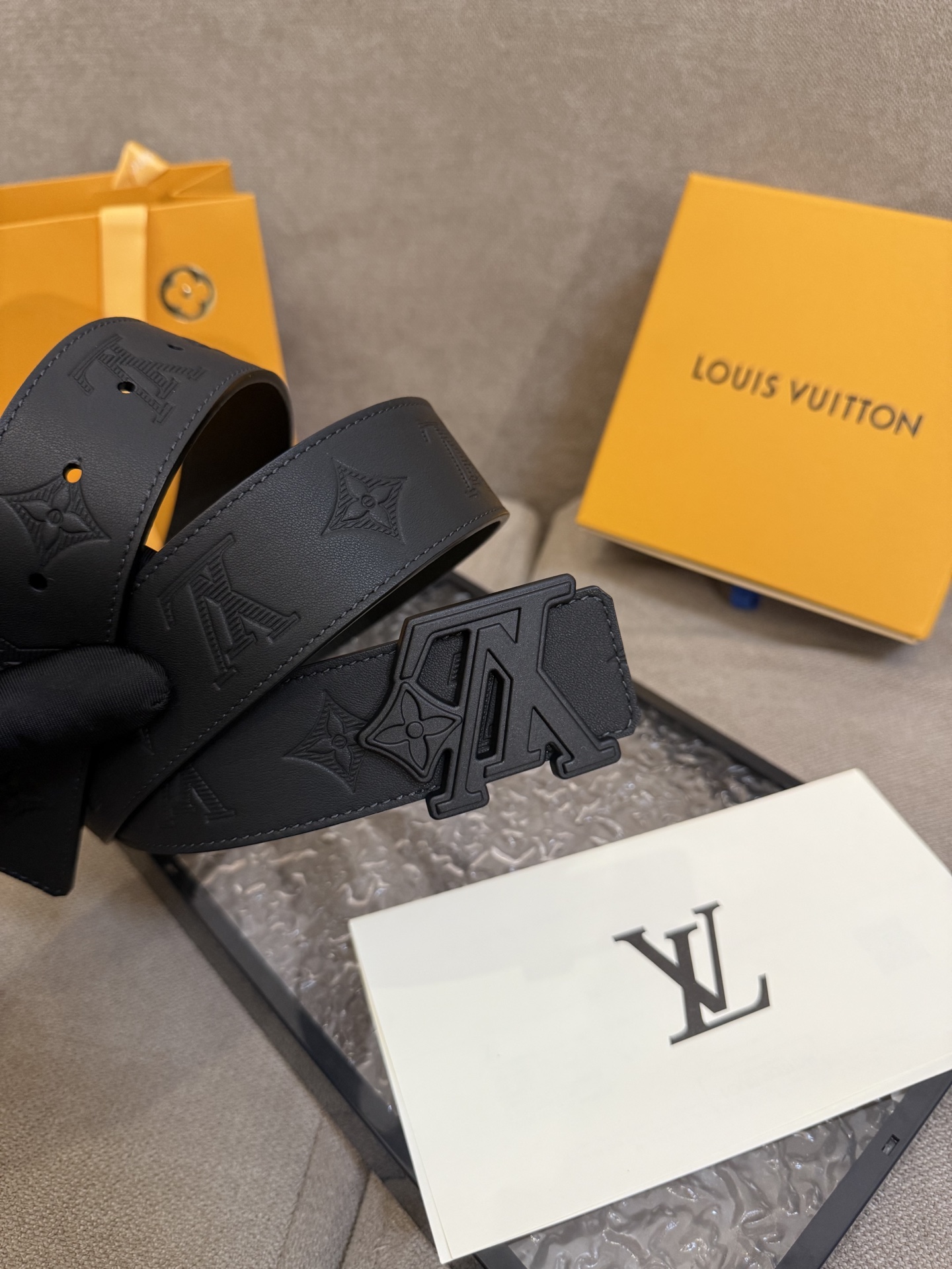  路易威登·LV
全套包装 40mm宽度 正品一体铸造五金钢扣，原厂皮料 双面原厂定制面料，！区别市场货