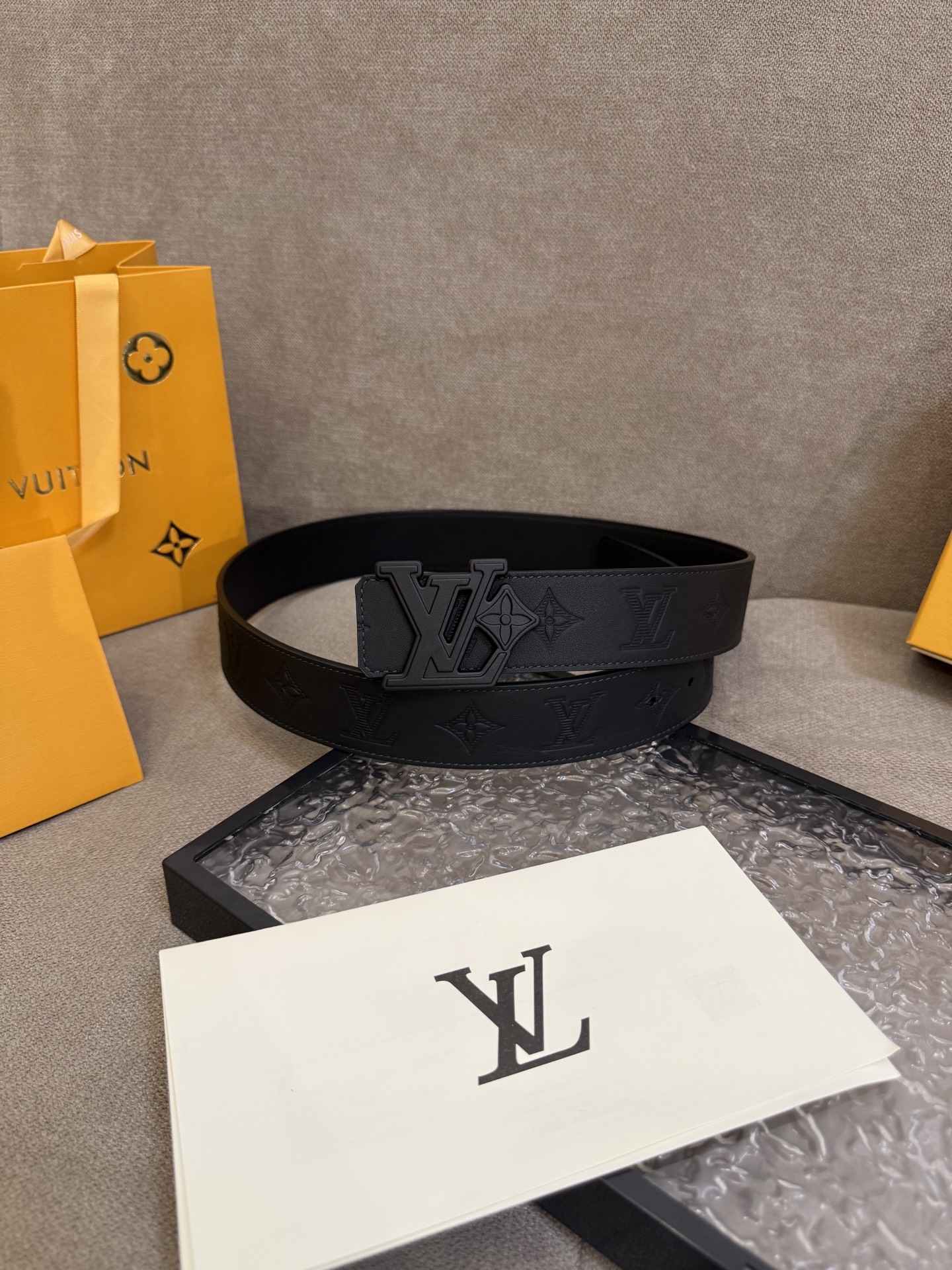  路易威登·LV
全套包装 40mm宽度 正品一体铸造五金钢扣，原厂皮料 双面原厂定制面料，！区别市场货