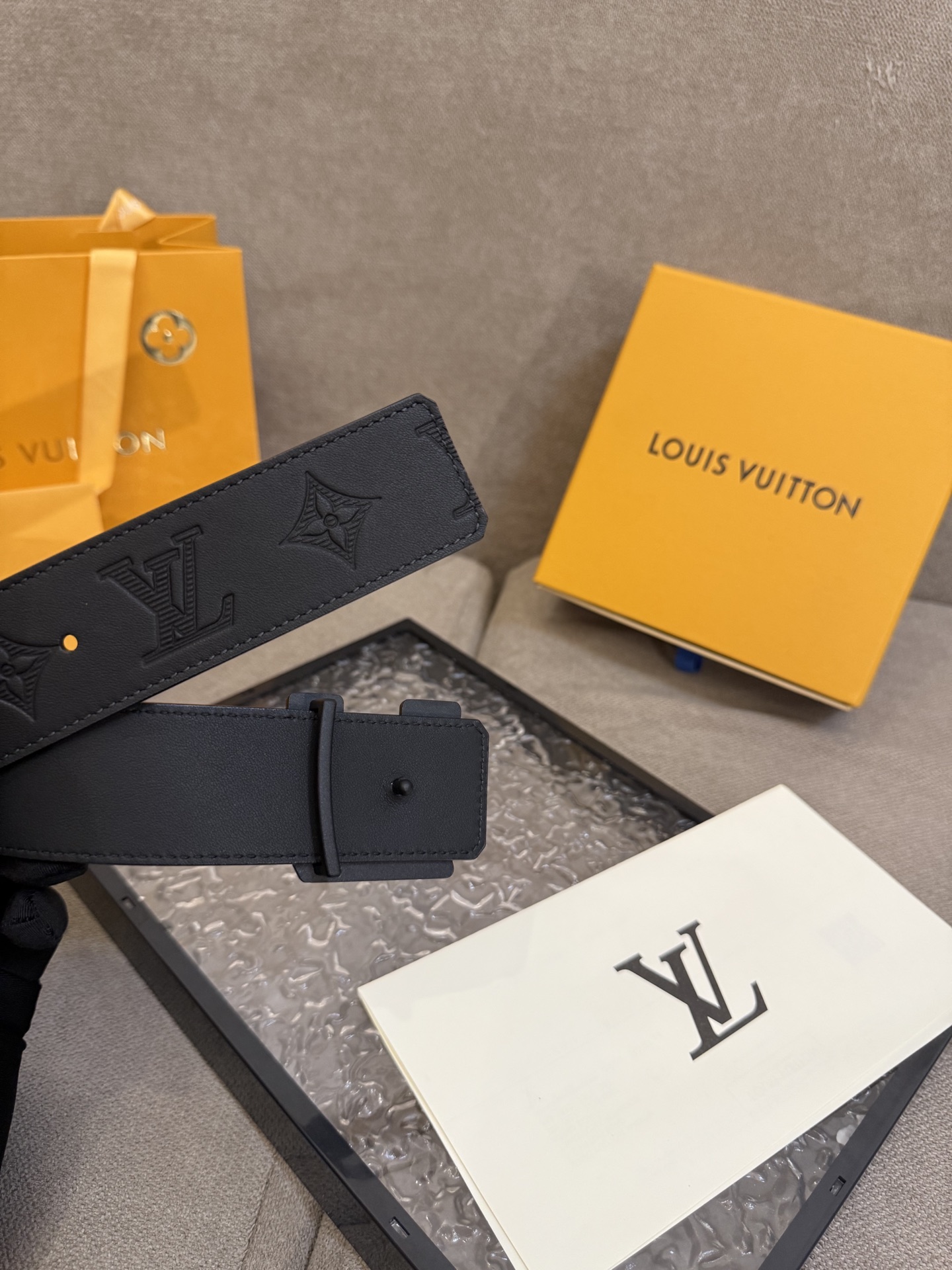  路易威登·LV
全套包装 40mm宽度 正品一体铸造五金钢扣，原厂皮料 双面原厂定制面料，！区别市场货