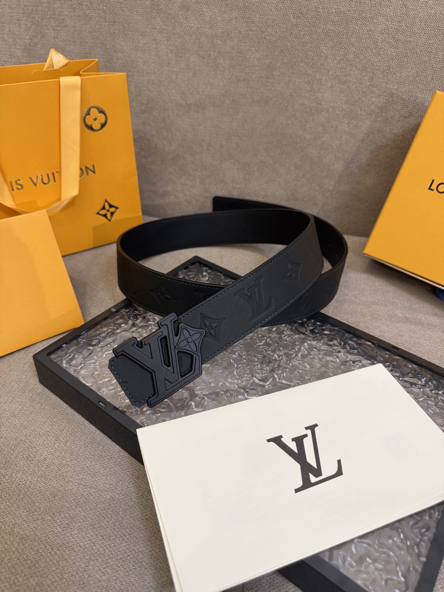  路易威登·LV
全套包装 40mm宽度 正品一体铸造五金钢扣，原厂皮料 双面原厂定制面料，！区别市场货