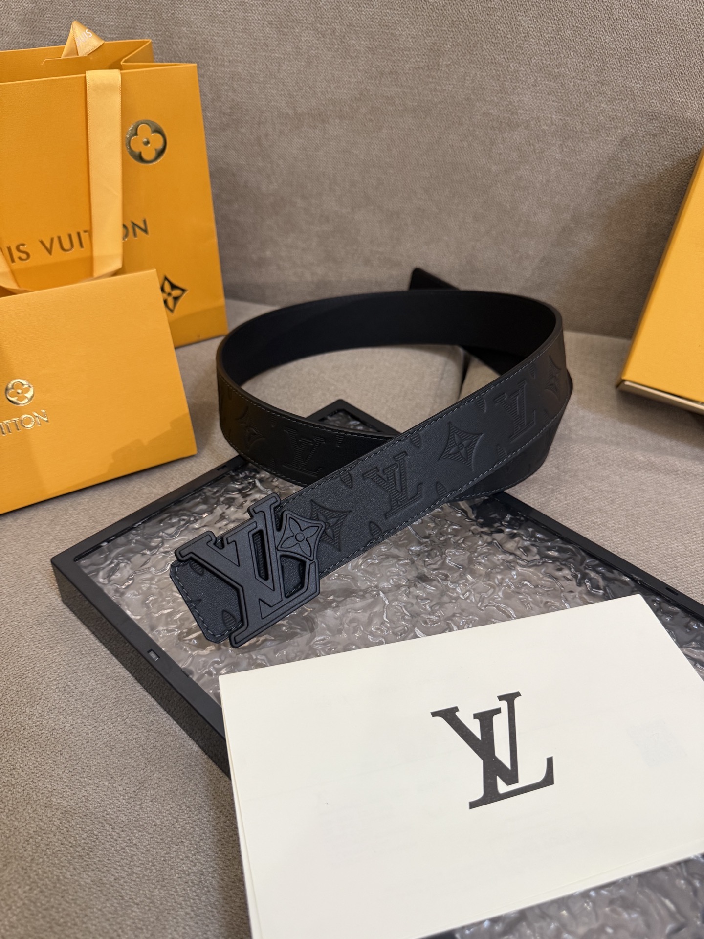  路易威登·LV
全套包装 40mm宽度 正品一体铸造五金钢扣，原厂皮料 双面原厂定制面料，！区别市场货