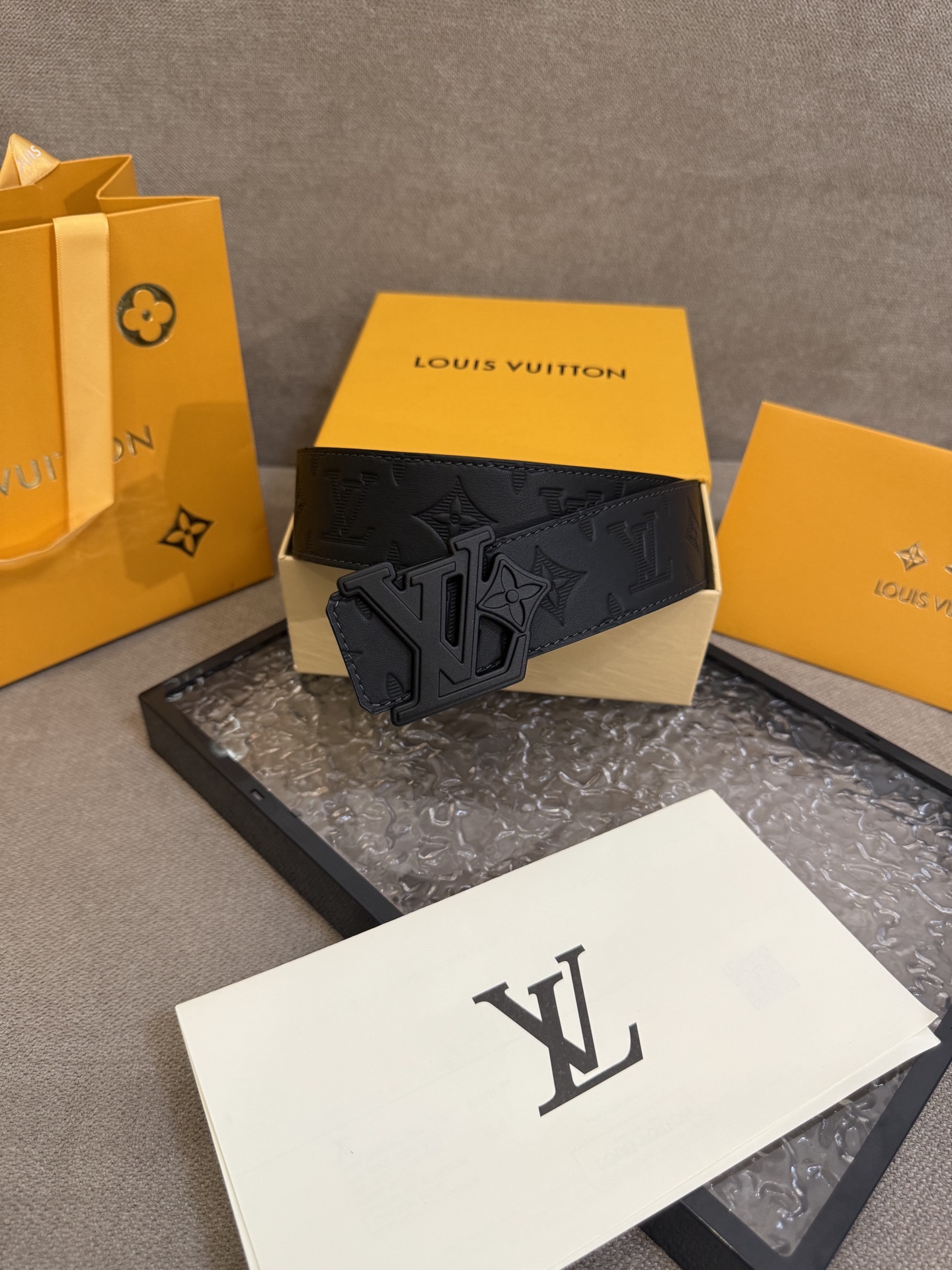  路易威登·LV
全套包装 40mm宽度 正品一体铸造五金钢扣，原厂皮料 双面原厂定制面料，！区别市场货