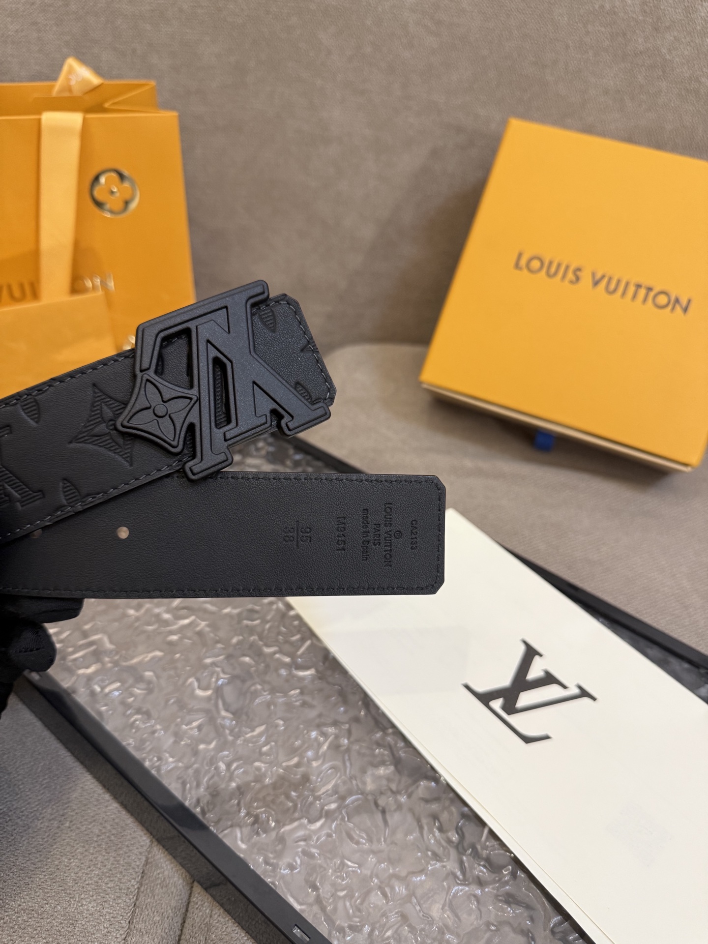  路易威登·LV
全套包装 40mm宽度 正品一体铸造五金钢扣，原厂皮料 双面原厂定制面料，！区别市场货