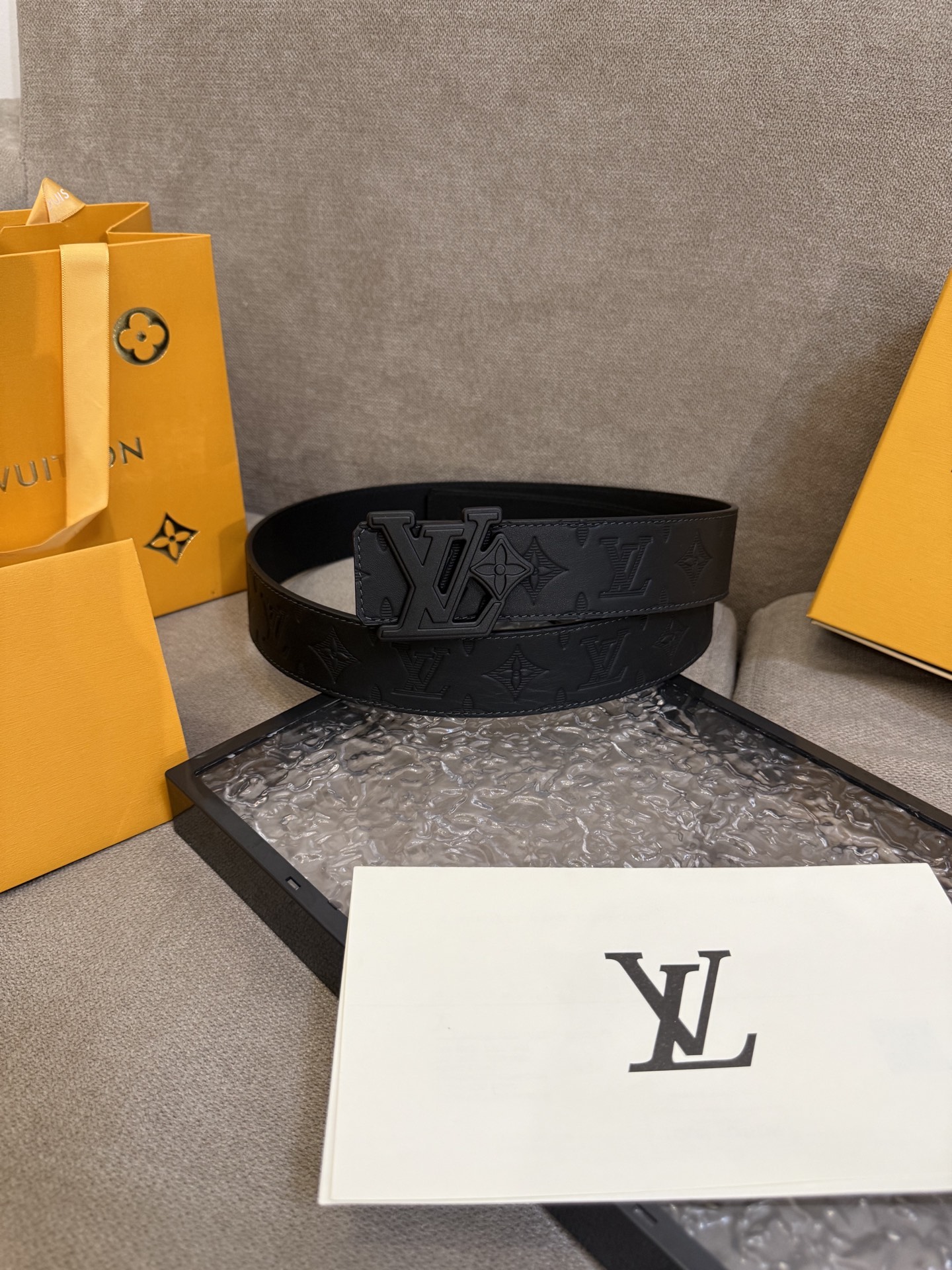  路易威登·LV
全套包装 40mm宽度 正品一体铸造五金钢扣，原厂皮料 双面原厂定制面料，！区别市场货