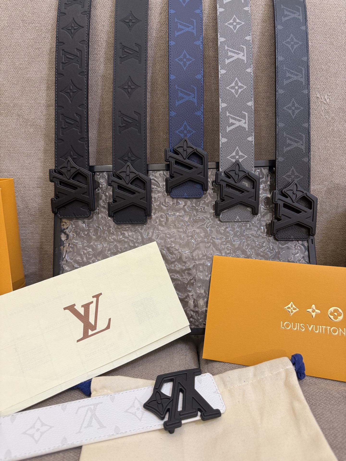  路易威登·LV
全套包装 40mm宽度 正品一体铸造五金钢扣，原厂皮料 双面原厂定制面料，！区别市场货