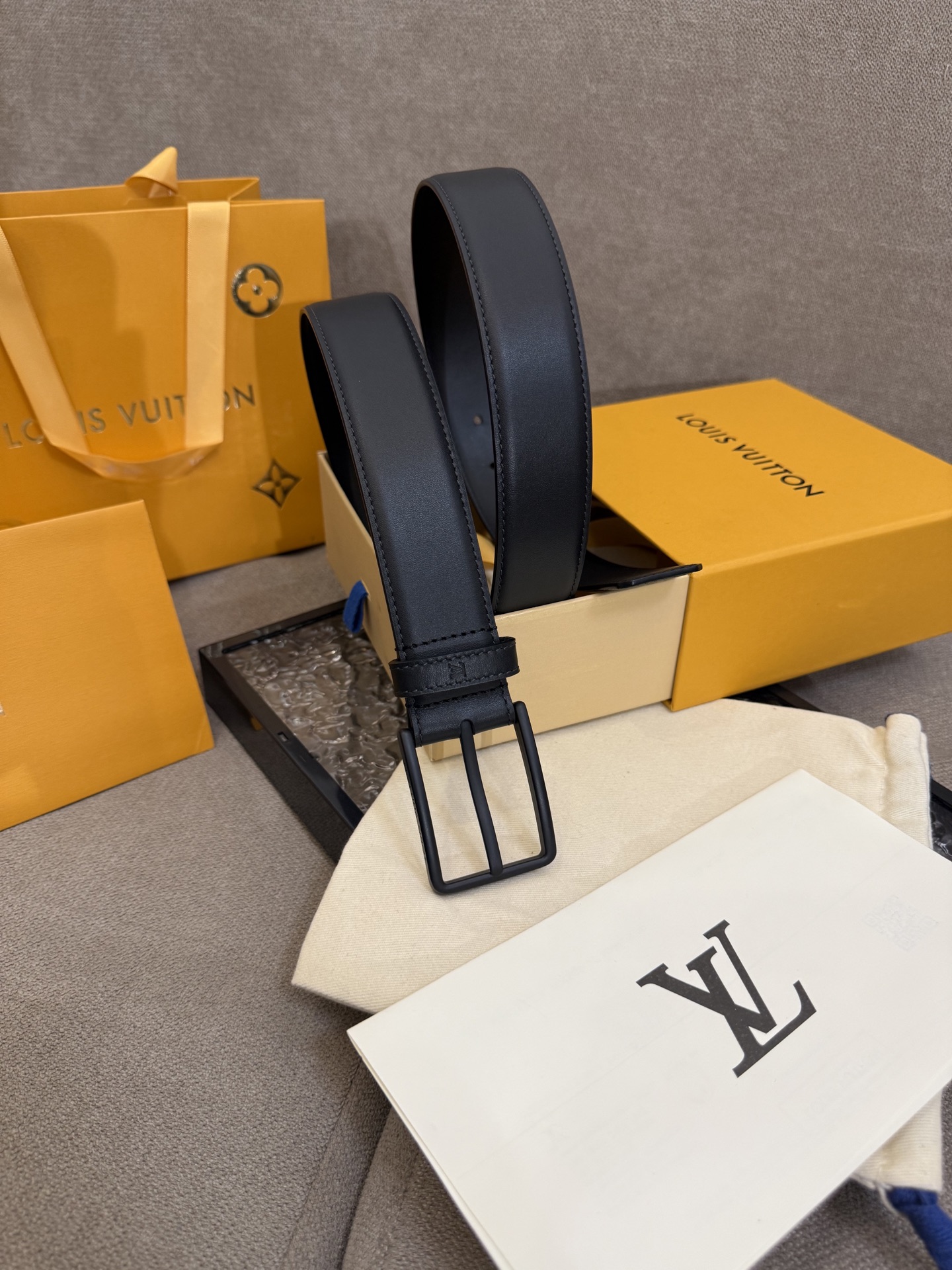 3.5针扣新款 LV 腰带出自 2025新款压字母Monogram 花卉，展现西部牛仔的灵感启发。双重缝线穿梭于皮革内外两侧，成就多种造型可能！🅿️150