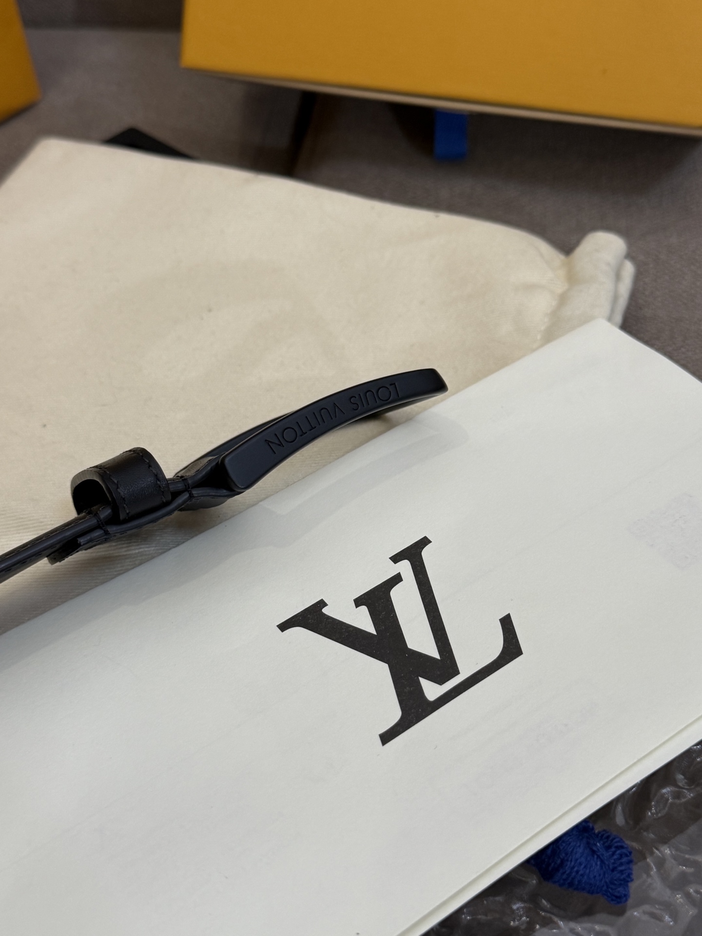 3.5针扣新款 LV 腰带出自 2025新款压字母Monogram 花卉，展现西部牛仔的灵感启发。双重缝线穿梭于皮革内外两侧，成就多种造型可能！🅿️150