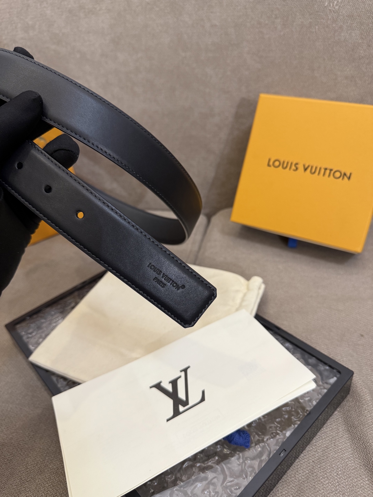 3.5针扣新款 LV 腰带出自 2025新款压字母Monogram 花卉，展现西部牛仔的灵感启发。双重缝线穿梭于皮革内外两侧，成就多种造型可能！🅿️150