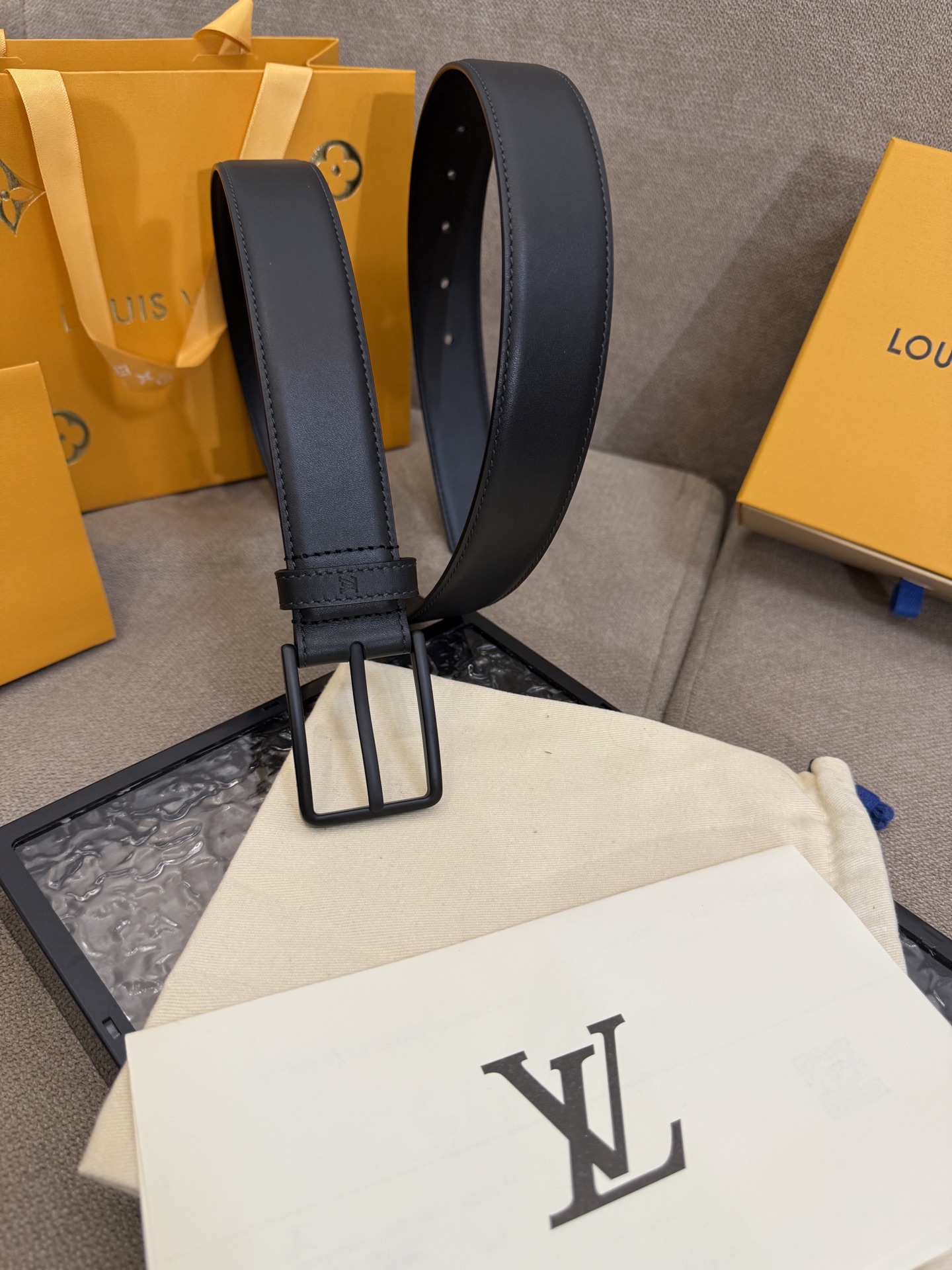 3.5针扣新款 LV 腰带出自 2025新款压字母Monogram 花卉，展现西部牛仔的灵感启发。双重缝线穿梭于皮革内外两侧，成就多种造型可能！🅿️150