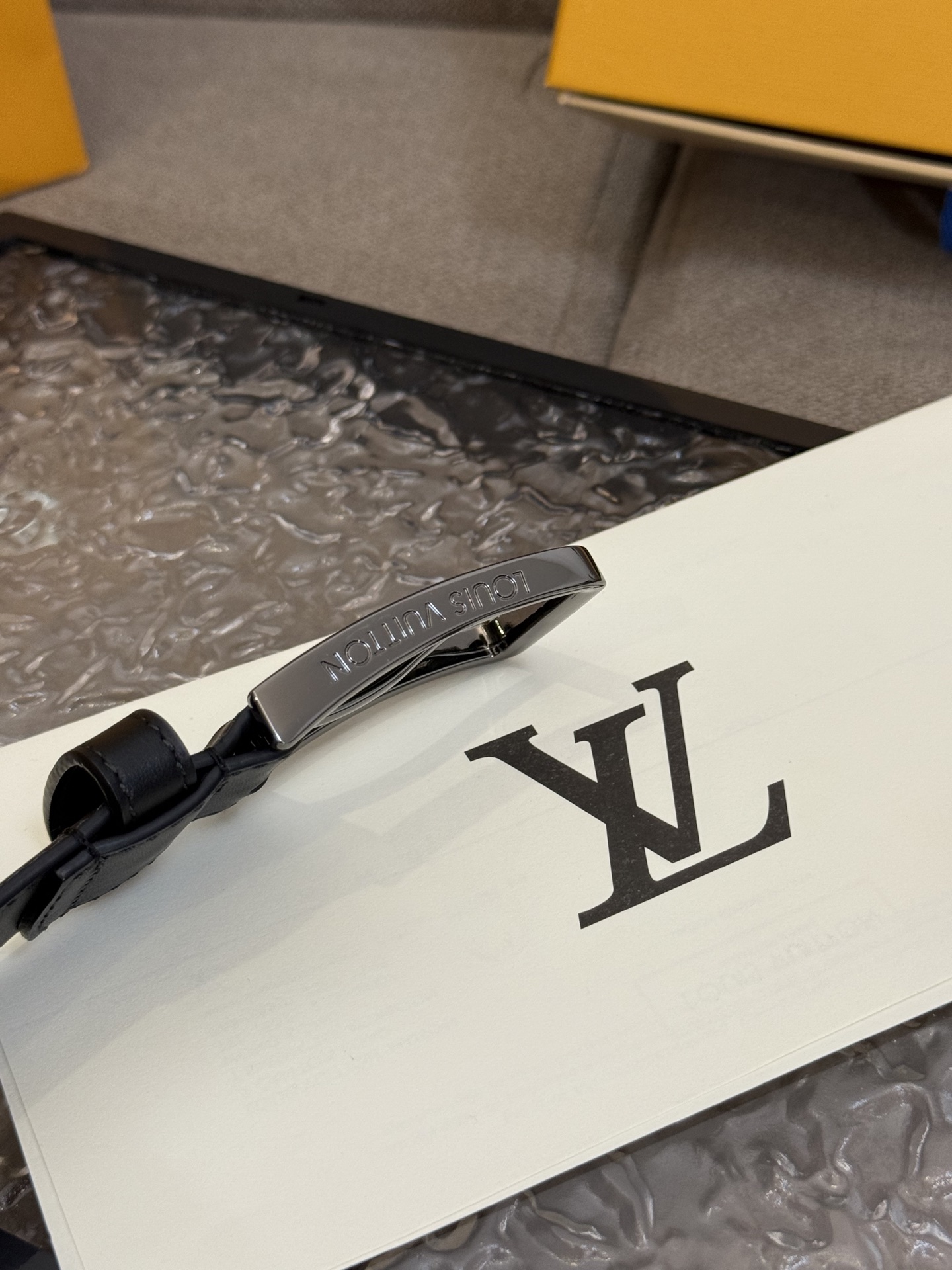 3.5针扣新款 LV 腰带出自 2025新款压字母Monogram 花卉，展现西部牛仔的灵感启发。双重缝线穿梭于皮革内外两侧，成就多种造型可能！🅿️150