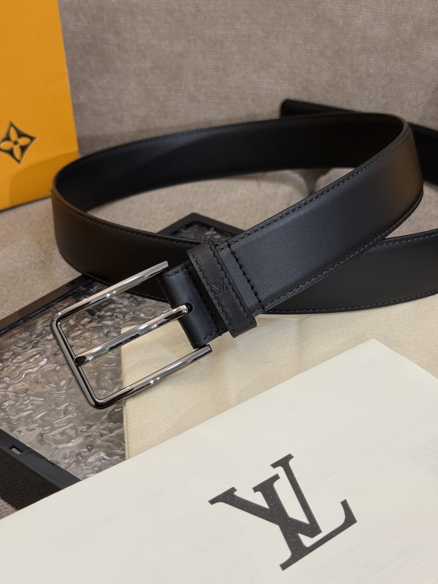3.5针扣新款 LV 腰带出自 2025新款压字母Monogram 花卉，展现西部牛仔的灵感启发。双重缝线穿梭于皮革内外两侧，成就多种造型可能！🅿️150