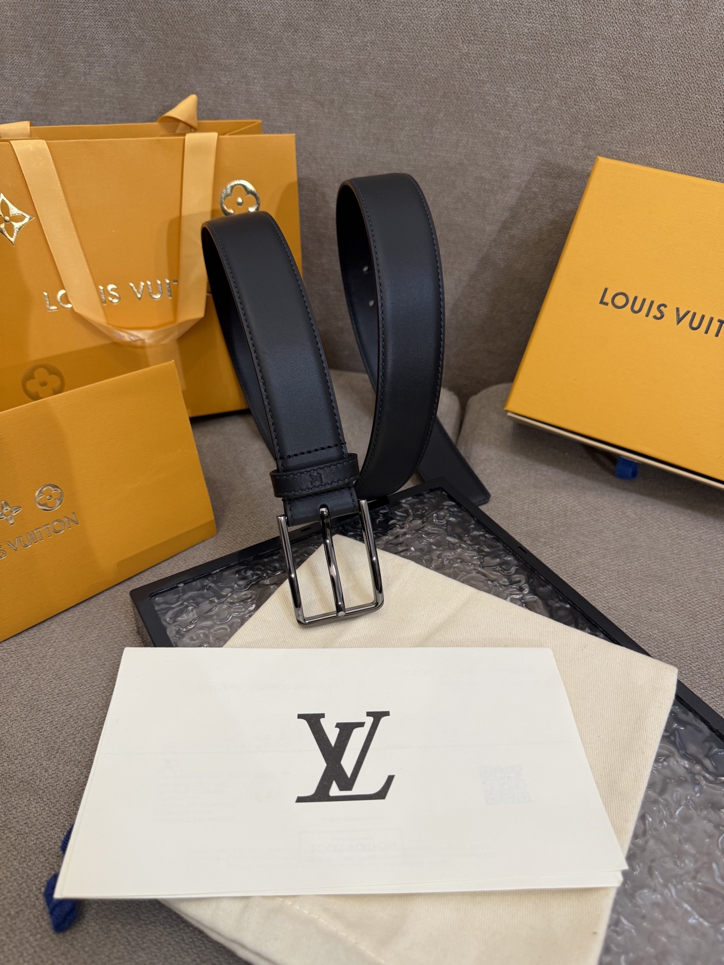 3.5针扣新款 LV 腰带出自 2025新款压字母Monogram 花卉，展现西部牛仔的灵感启发。双重缝线穿梭于皮革内外两侧，成就多种造型可能！🅿️150