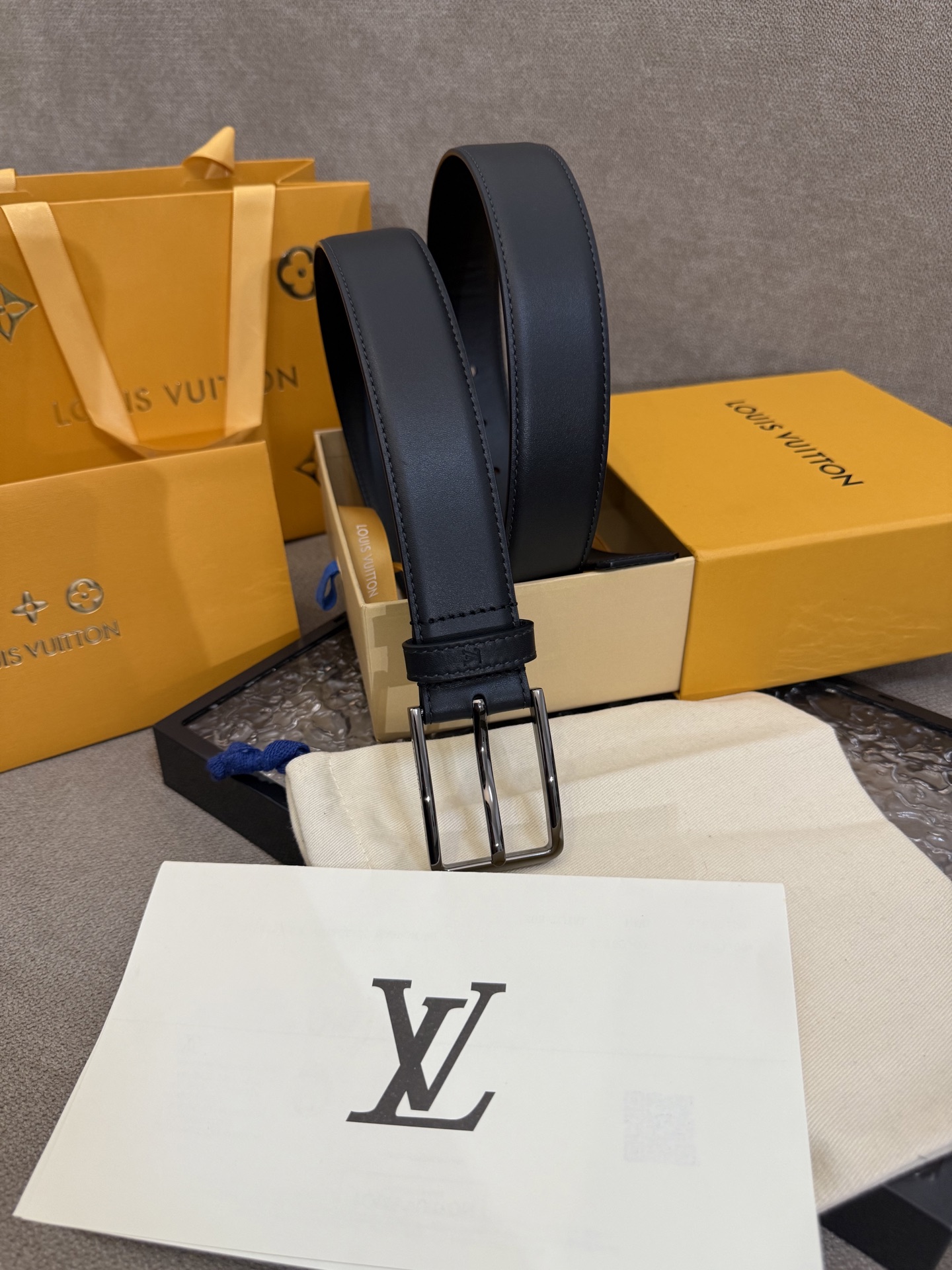 3.5针扣新款 LV 腰带出自 2025新款压字母Monogram 花卉，展现西部牛仔的灵感启发。双重缝线穿梭于皮革内外两侧，成就多种造型可能！🅿️150