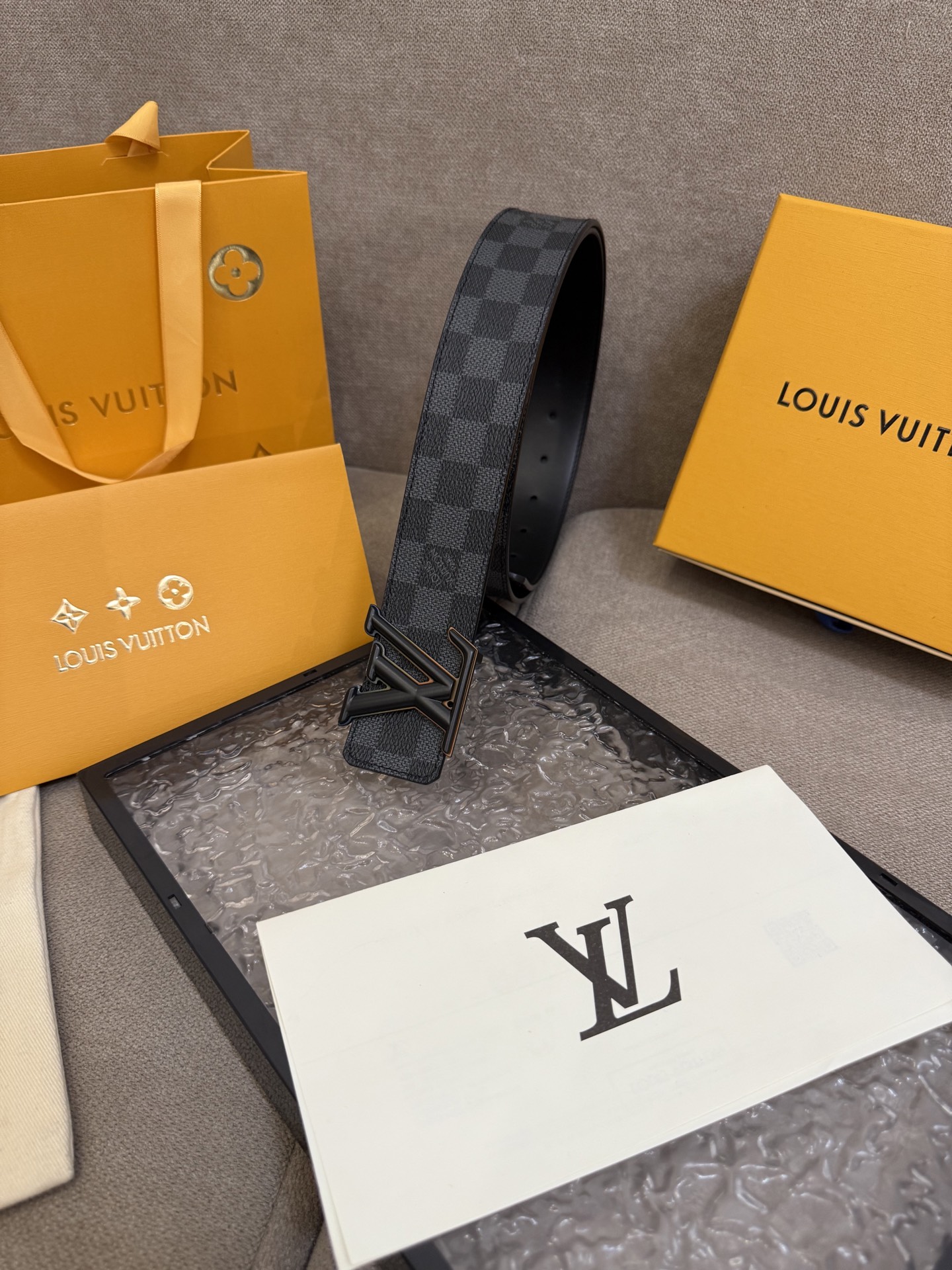 lv男士新款皮带寬度4.0cm 訂製帆布面料飾有全新的圖案效果(颜色纯正) 衬托進口小牛皮配色底 搭配精緻的字母搭扣 手感极佳🅿️150