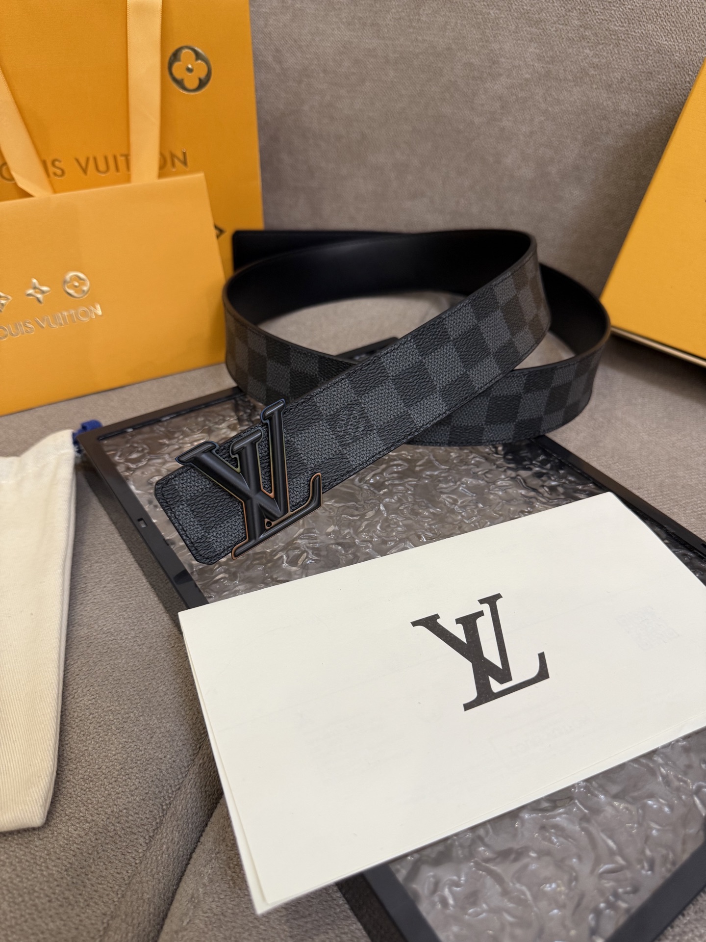 lv男士新款皮带寬度4.0cm 訂製帆布面料飾有全新的圖案效果(颜色纯正) 衬托進口小牛皮配色底 搭配精緻的字母搭扣 手感极佳🅿️150