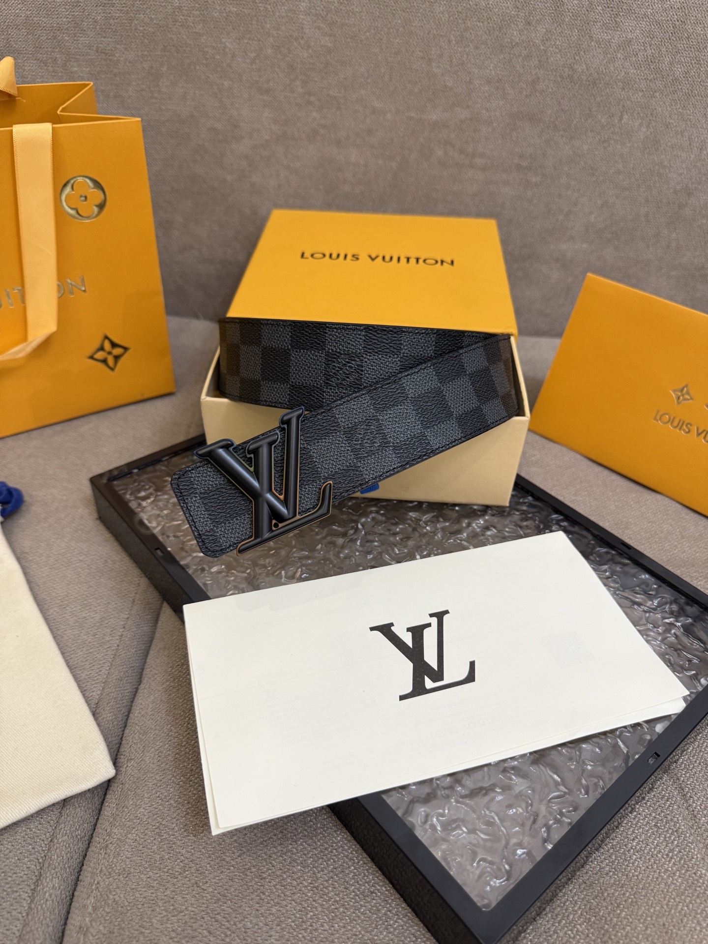 lv男士新款皮带寬度4.0cm 訂製帆布面料飾有全新的圖案效果(颜色纯正) 衬托進口小牛皮配色底 搭配精緻的字母搭扣 手感极佳🅿️150