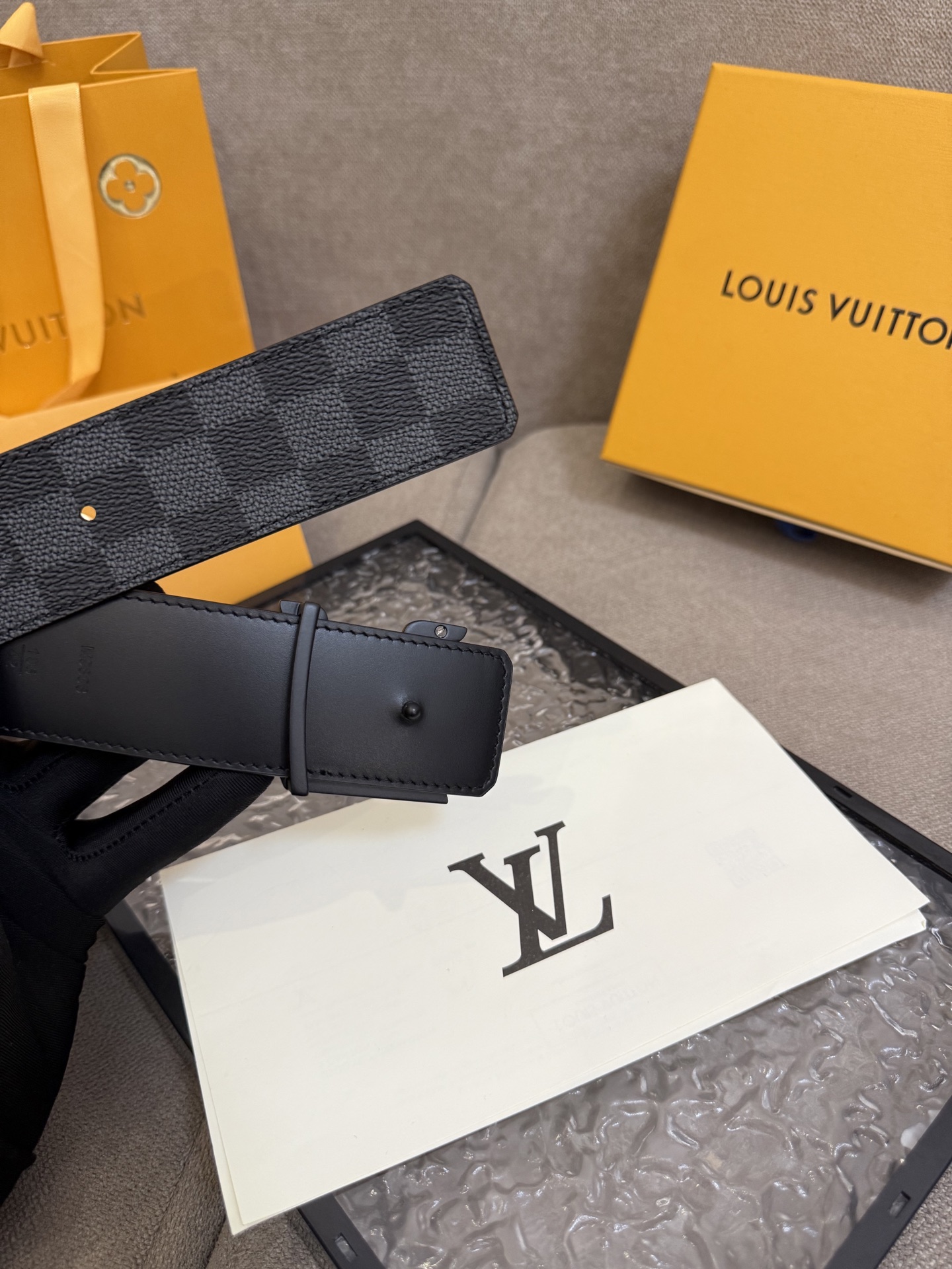 lv男士新款皮带寬度4.0cm 訂製帆布面料飾有全新的圖案效果(颜色纯正) 衬托進口小牛皮配色底 搭配精緻的字母搭扣 手感极佳🅿️150