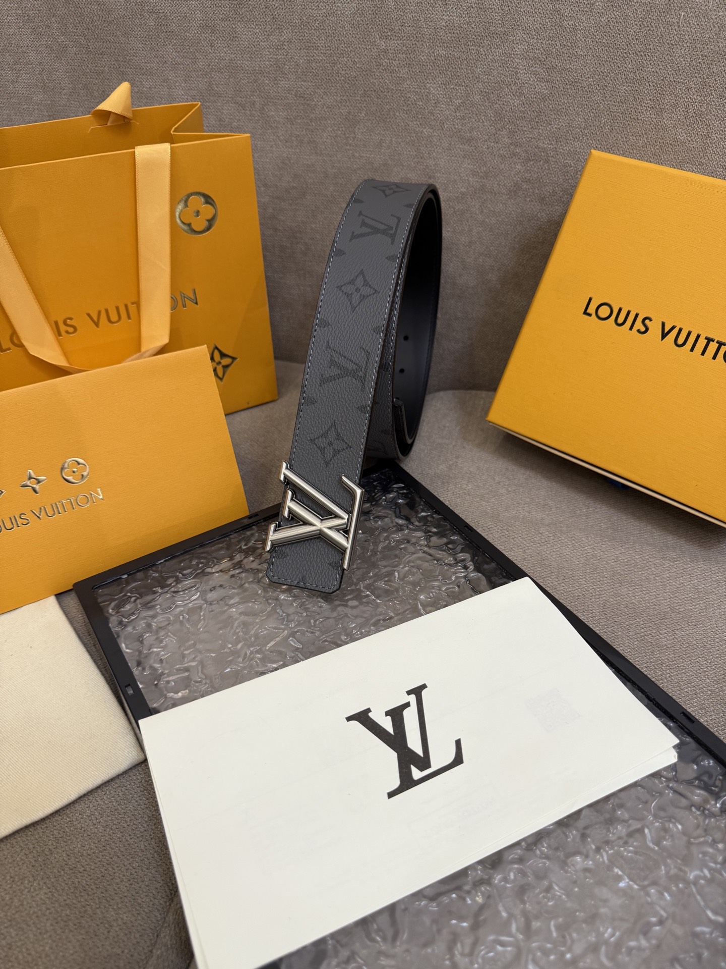 lv男士新款皮带寬度4.0cm 訂製帆布面料飾有全新的圖案效果(颜色纯正) 衬托進口小牛皮配色底 搭配精緻的字母搭扣 手感极佳🅿️150