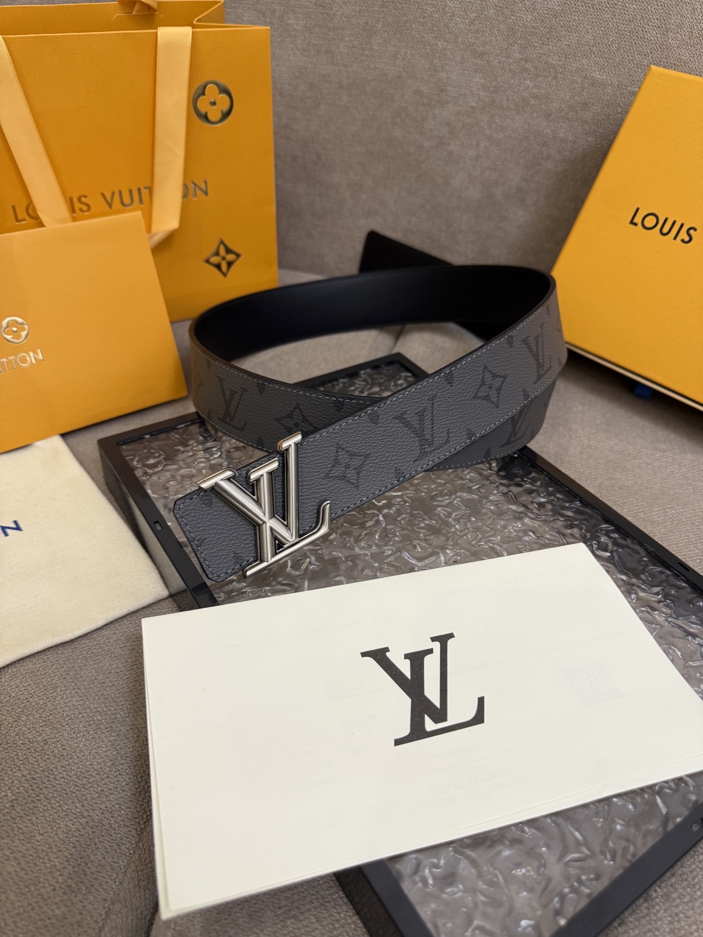 lv男士新款皮带寬度4.0cm 訂製帆布面料飾有全新的圖案效果(颜色纯正) 衬托進口小牛皮配色底 搭配精緻的字母搭扣 手感极佳🅿️150