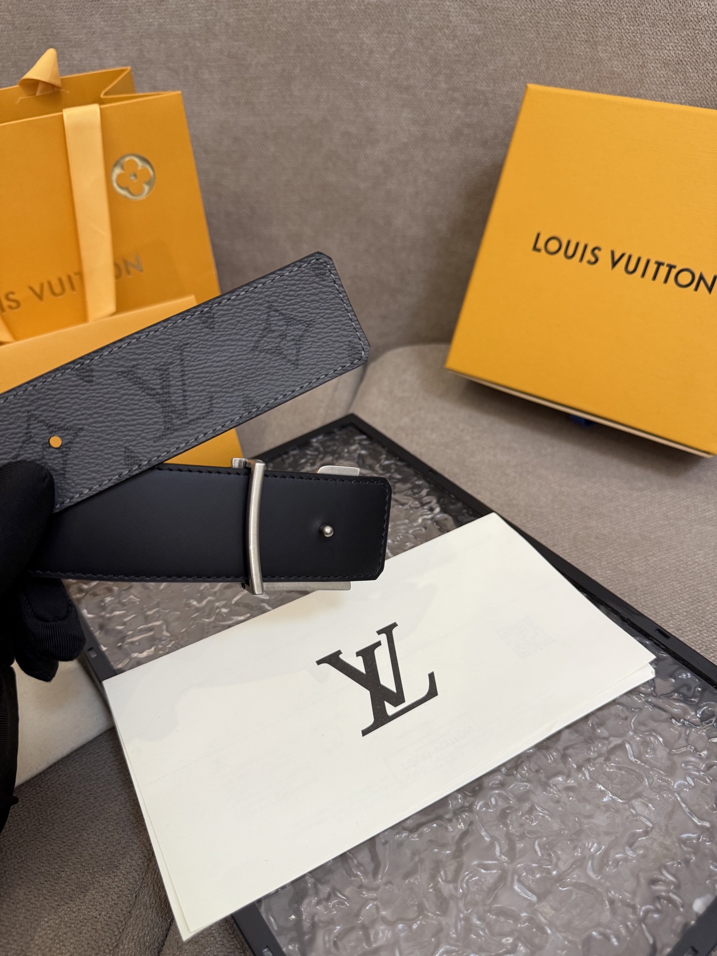 lv男士新款皮带寬度4.0cm 訂製帆布面料飾有全新的圖案效果(颜色纯正) 衬托進口小牛皮配色底 搭配精緻的字母搭扣 手感极佳🅿️150