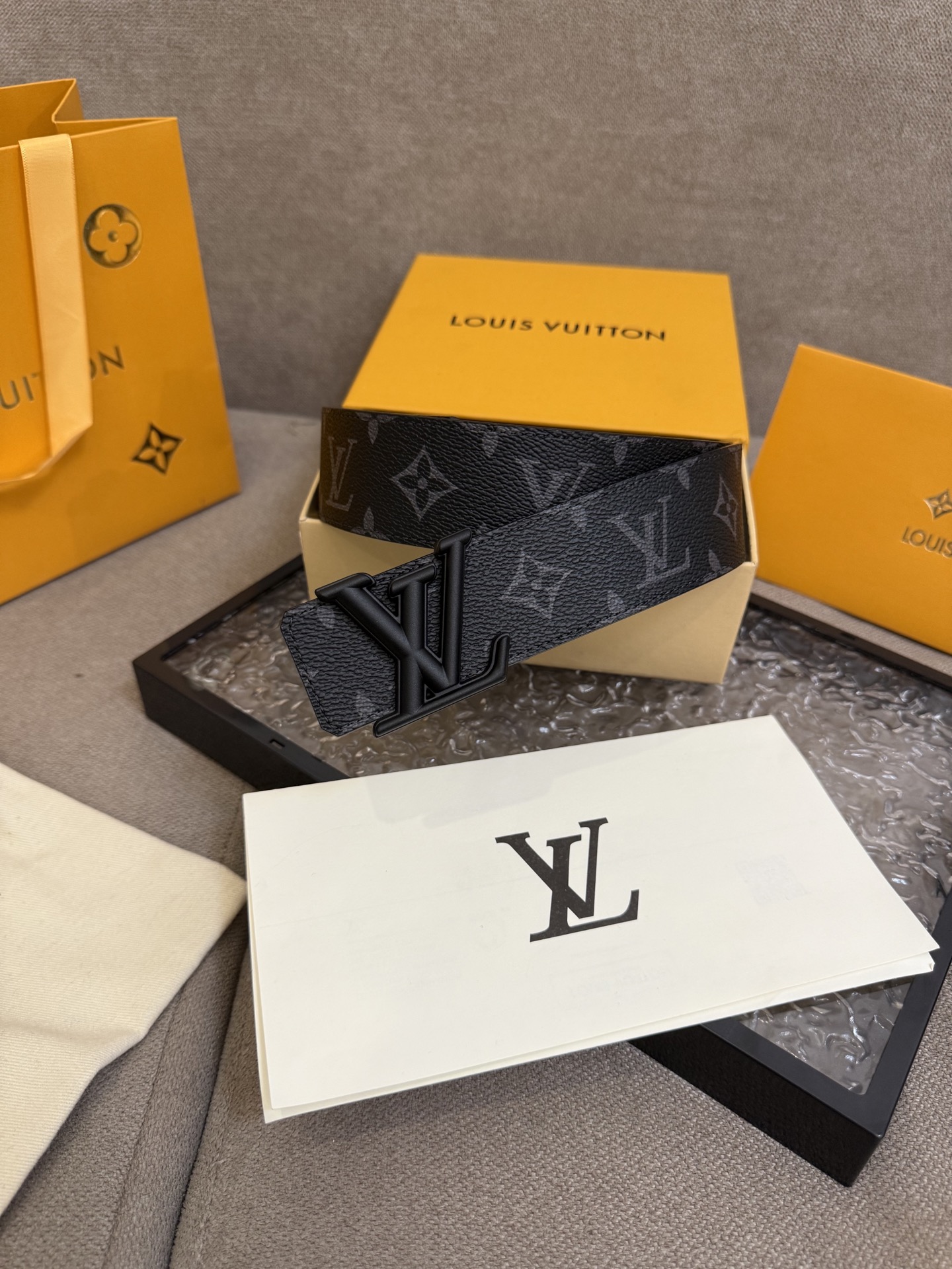 lv男士新款皮带寬度4.0cm 訂製帆布面料飾有全新的圖案效果(颜色纯正) 衬托進口小牛皮配色底 搭配精緻的字母搭扣 手感极佳🅿️150