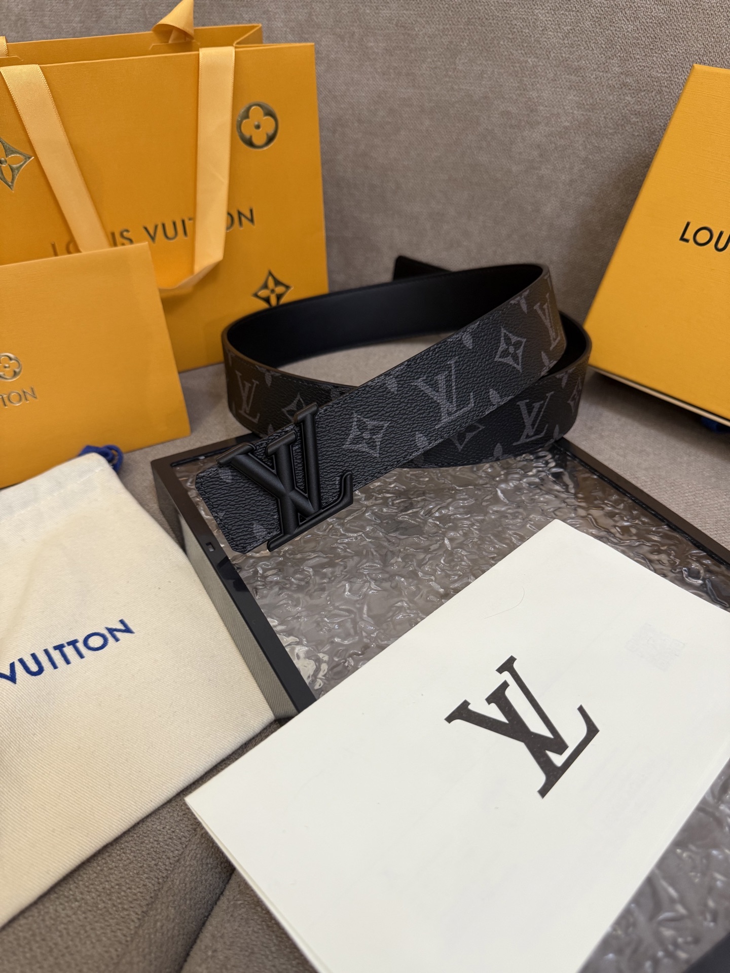 lv男士新款皮带寬度4.0cm 訂製帆布面料飾有全新的圖案效果(颜色纯正) 衬托進口小牛皮配色底 搭配精緻的字母搭扣 手感极佳🅿️150