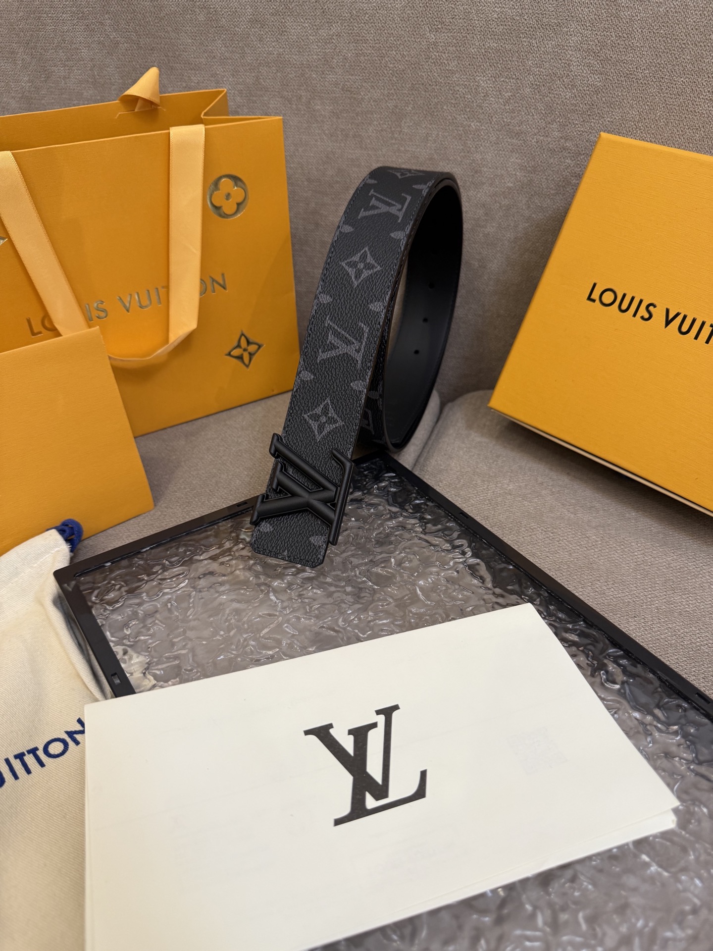 lv男士新款皮带寬度4.0cm 訂製帆布面料飾有全新的圖案效果(颜色纯正) 衬托進口小牛皮配色底 搭配精緻的字母搭扣 手感极佳🅿️150