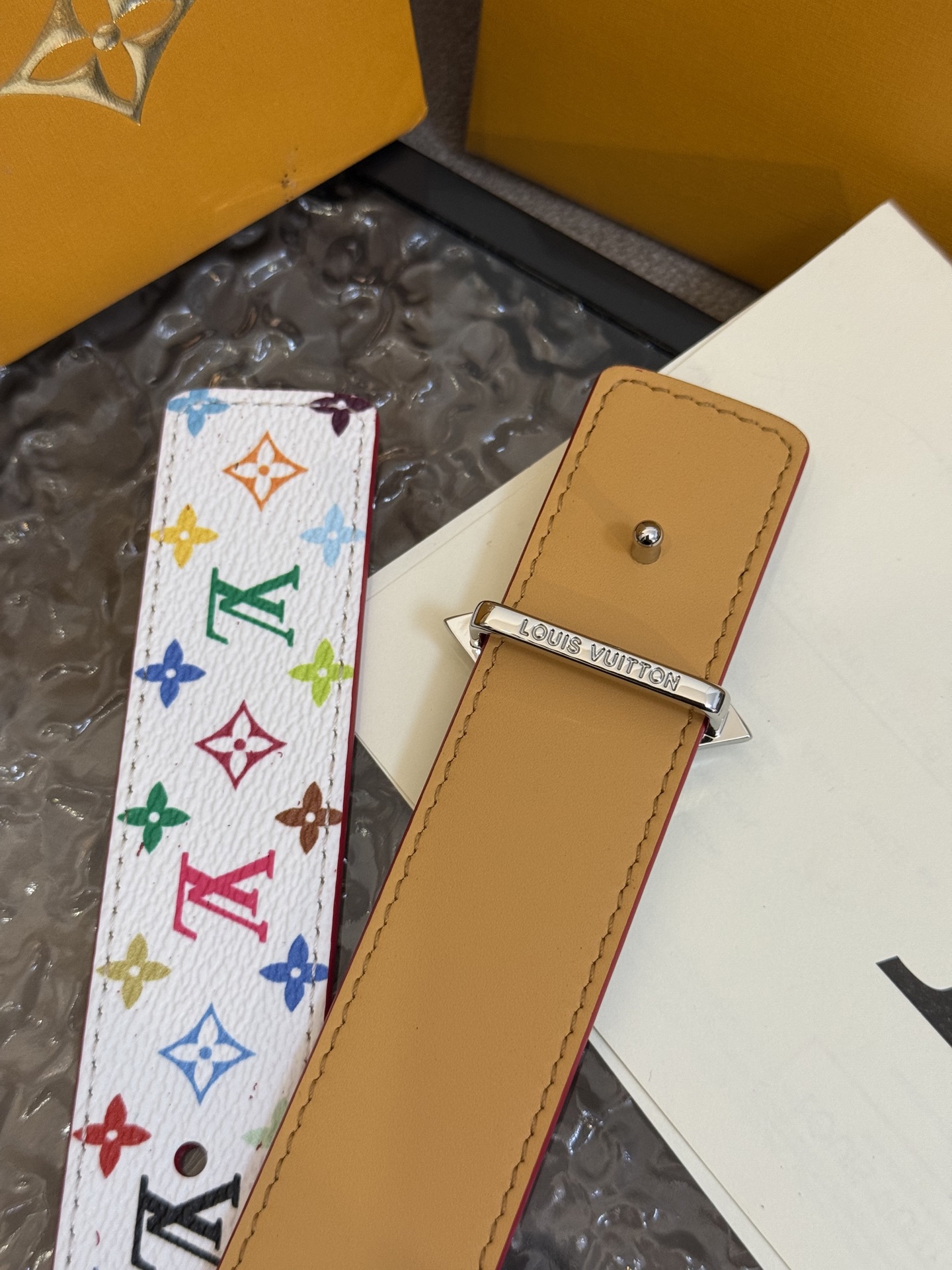 “Ms. LV Fine Button Collection: Stylish and Versatile 3.0 cm Buttons for Every Occasion” - 图片 5