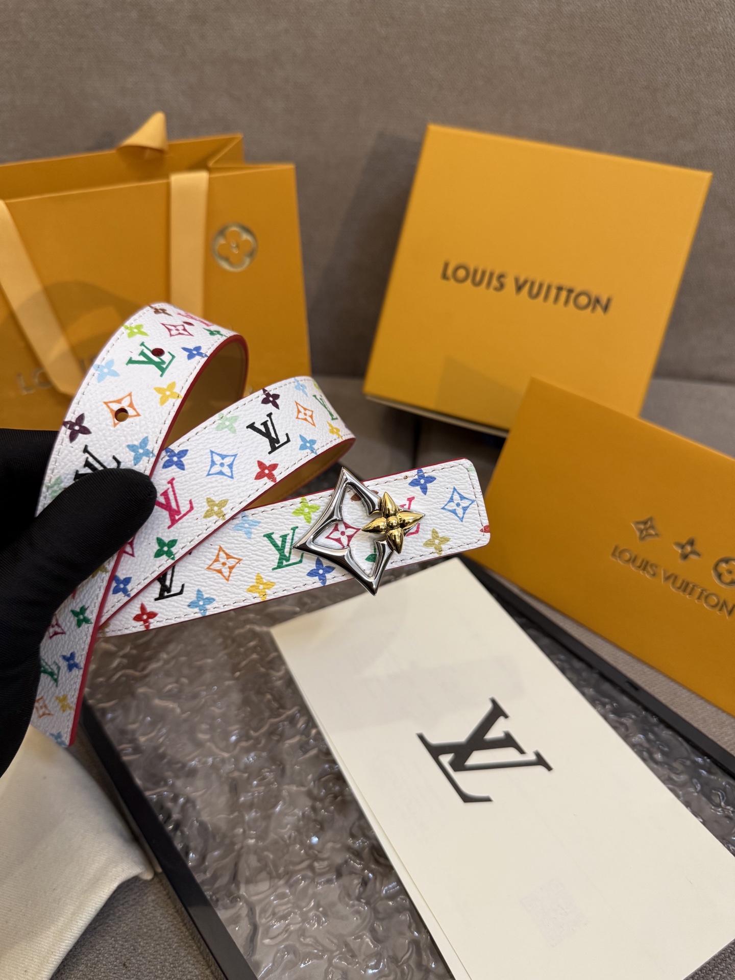 “Ms. LV Fine Button Collection: Stylish and Versatile 3.0 cm Buttons for Every Occasion” - 图片 6