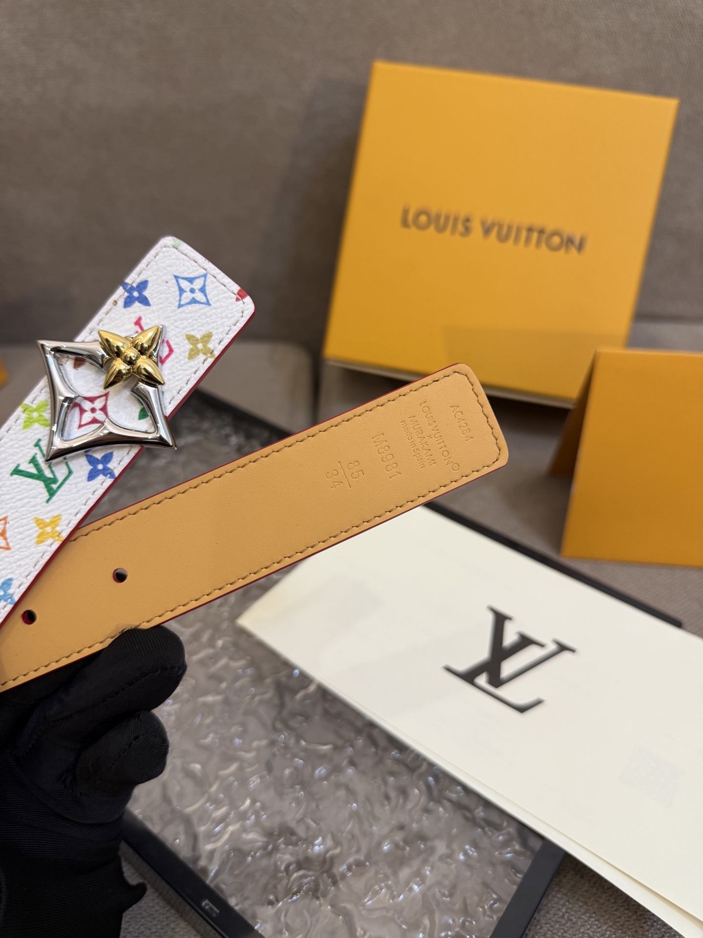 “Ms. LV Fine Button Collection: Stylish and Versatile 3.0 cm Buttons for Every Occasion” - 图片 4