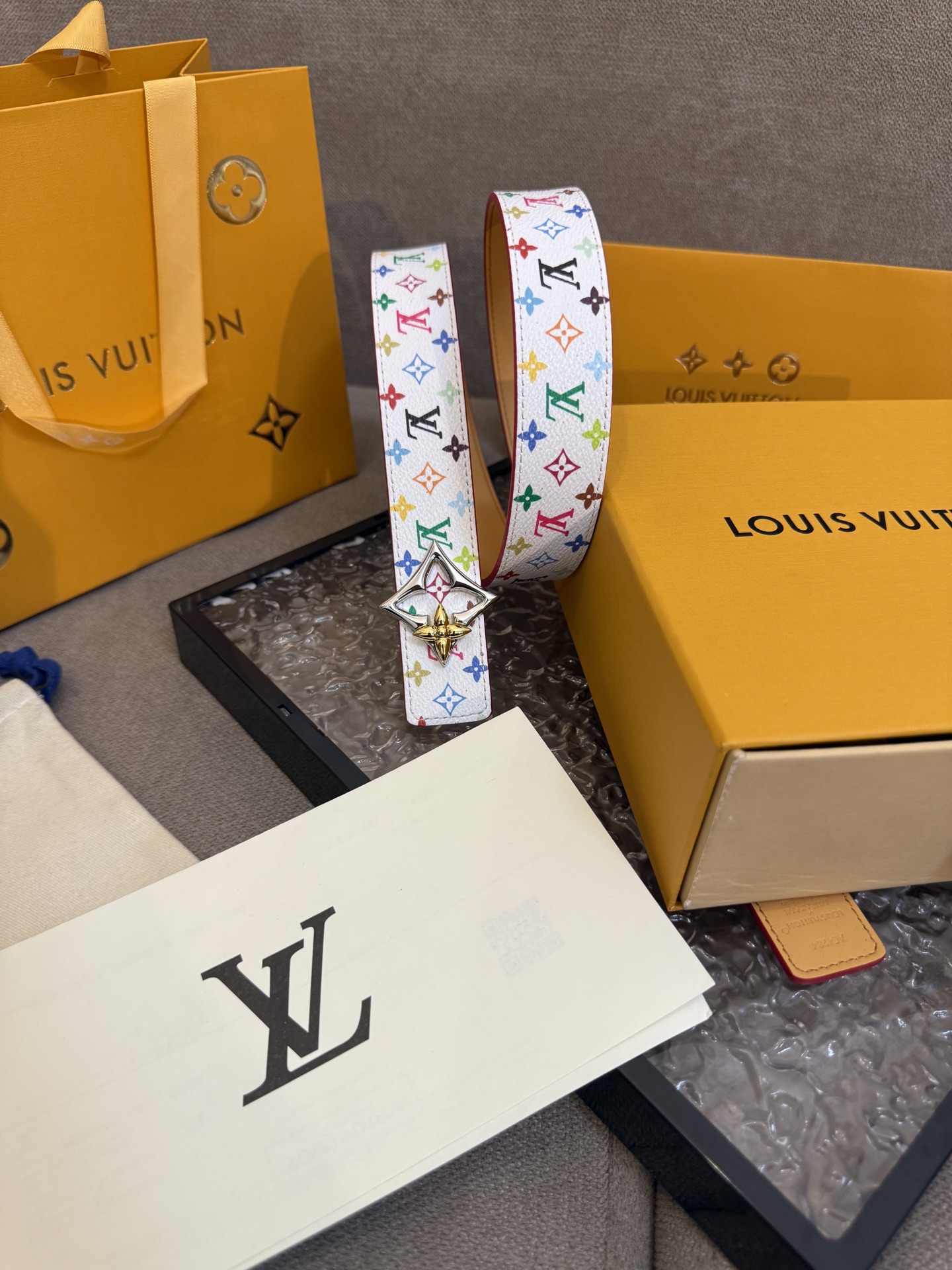 “Ms. LV Fine Button Collection: Stylish and Versatile 3.0 cm Buttons for Every Occasion” - 图片 1