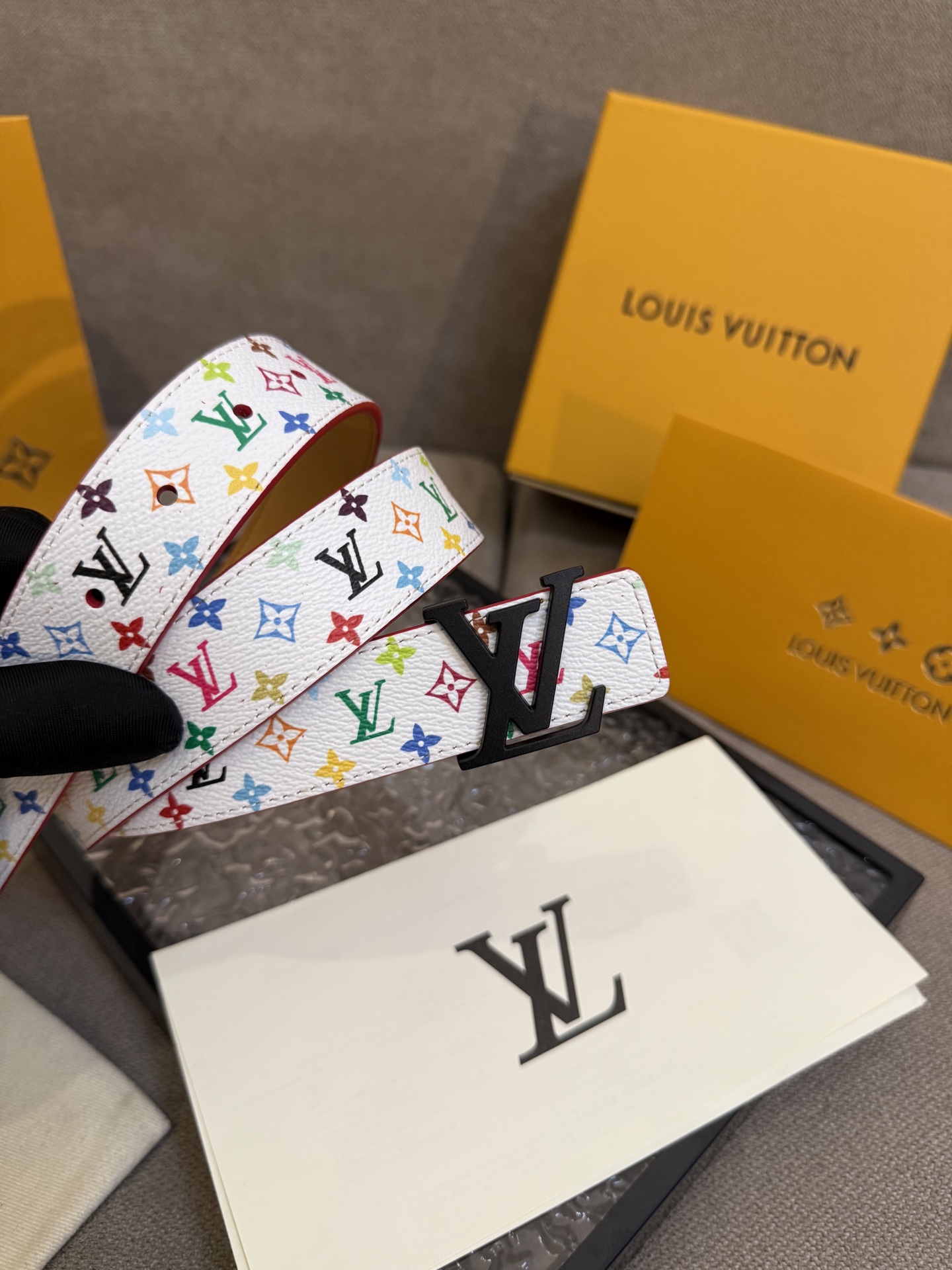 Stylish Ms. LV Button: Fine 3.0 cm width with various styles for unique taste. - 图片 6