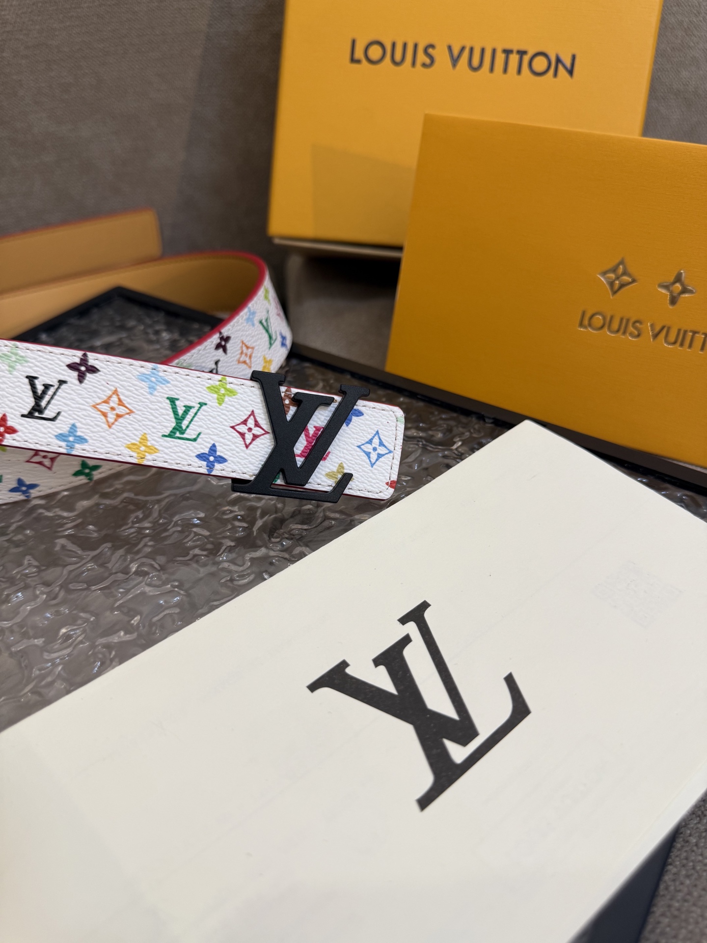 Stylish Ms. LV Button: Fine 3.0 cm width with various styles for unique taste. - 图片 3