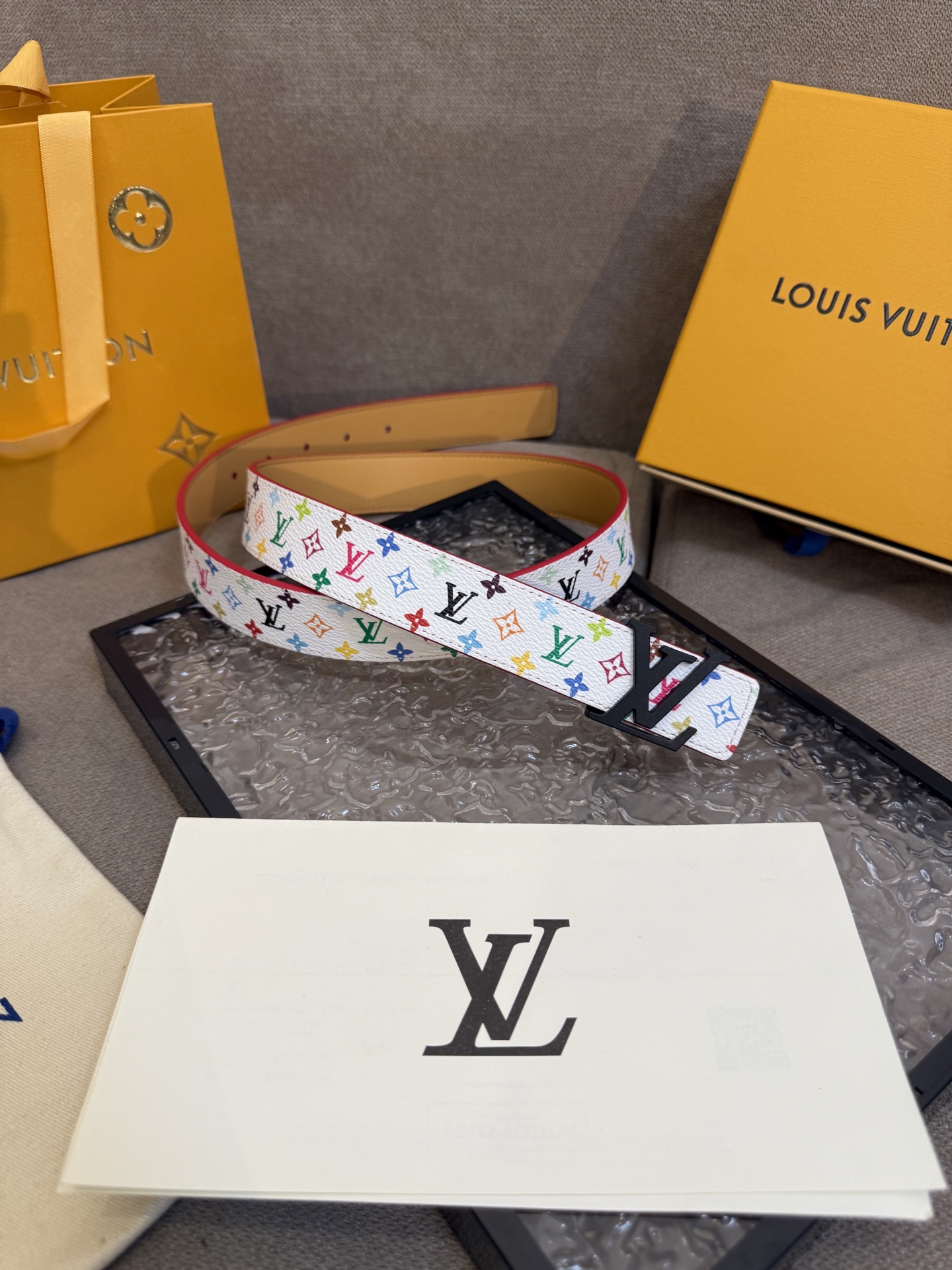 Stylish Ms. LV Button: Fine 3.0 cm width with various styles for unique taste. - 图片 2